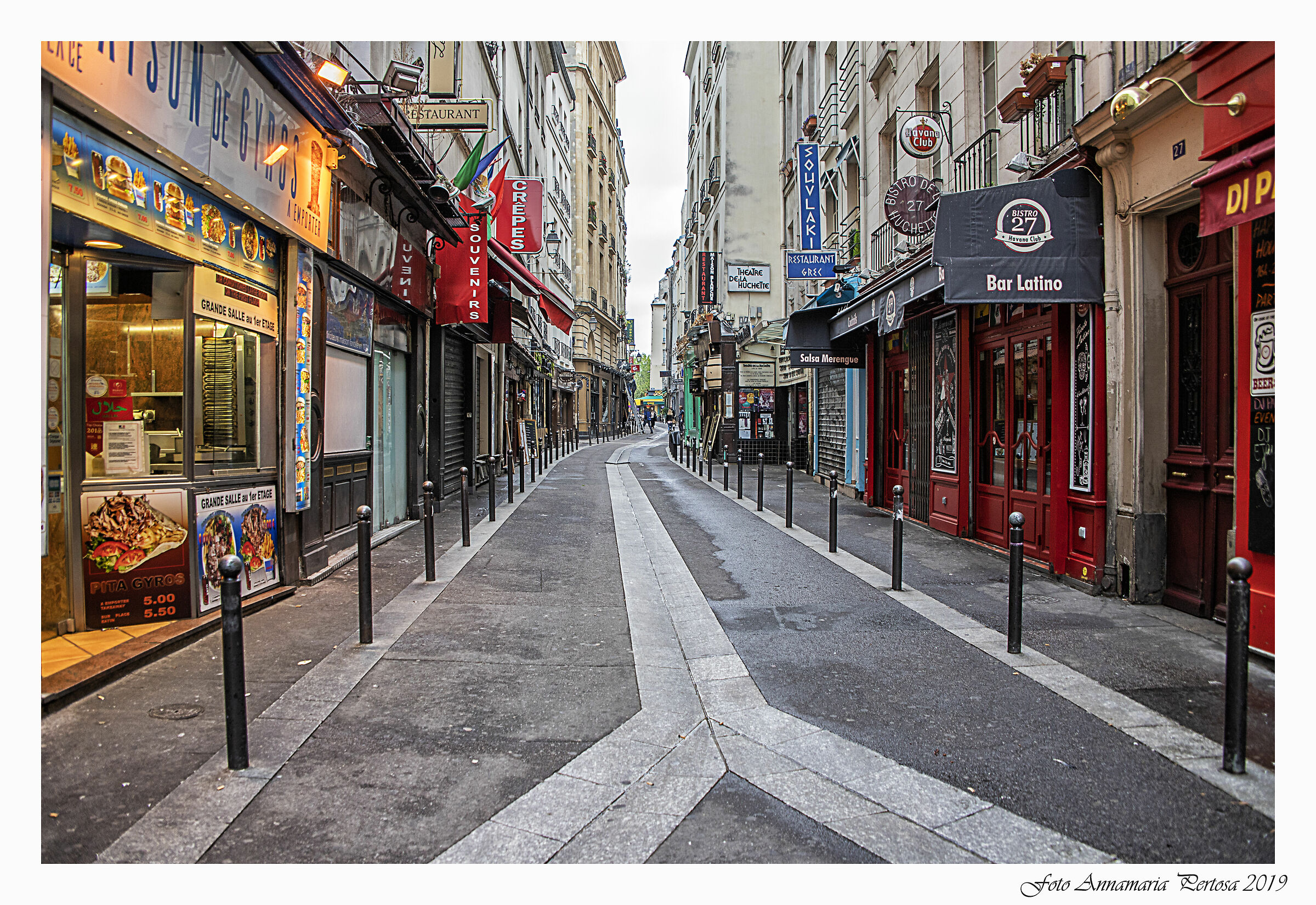 Deserta la strada della movida parigina