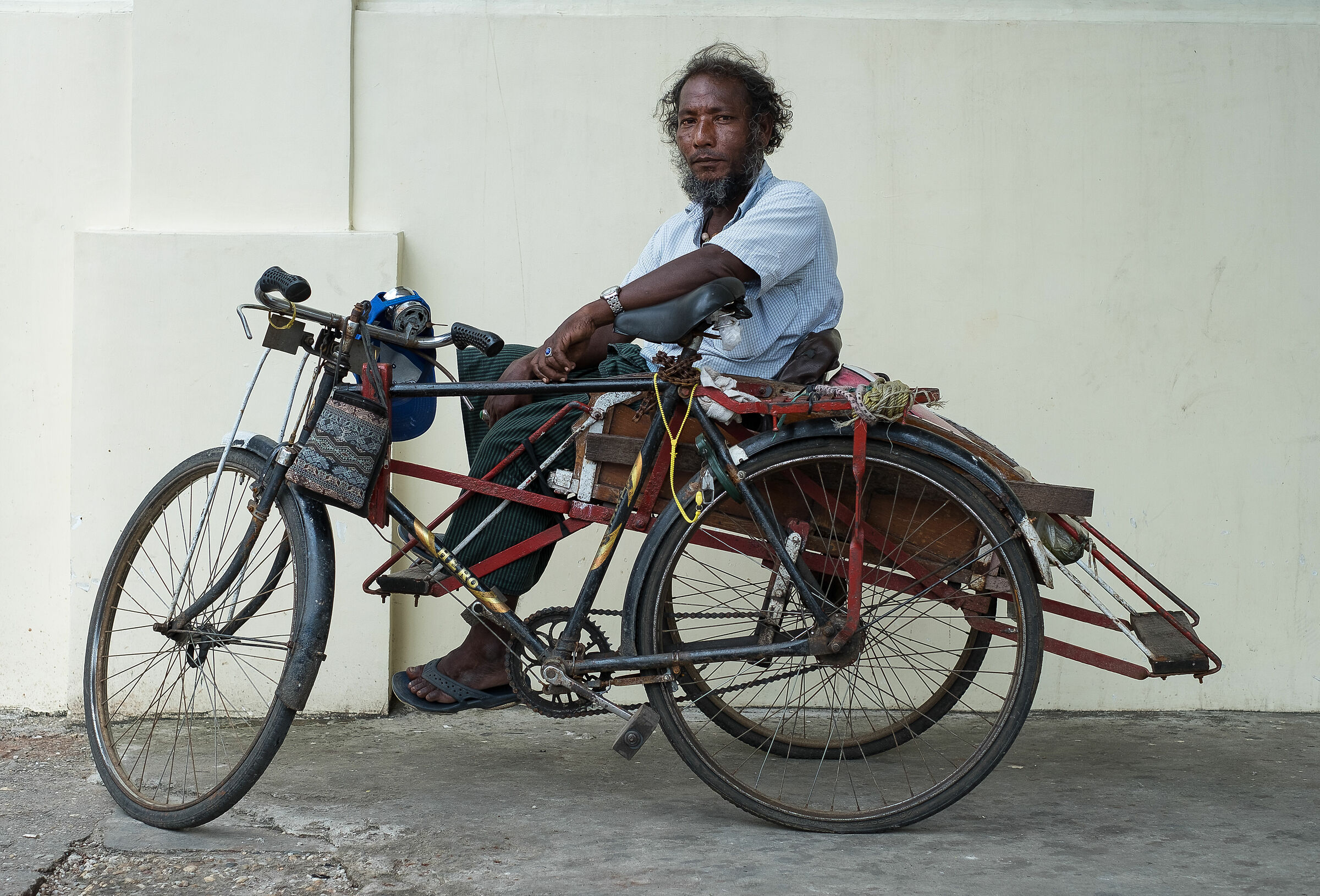 Un uomo e il suo trishaw
