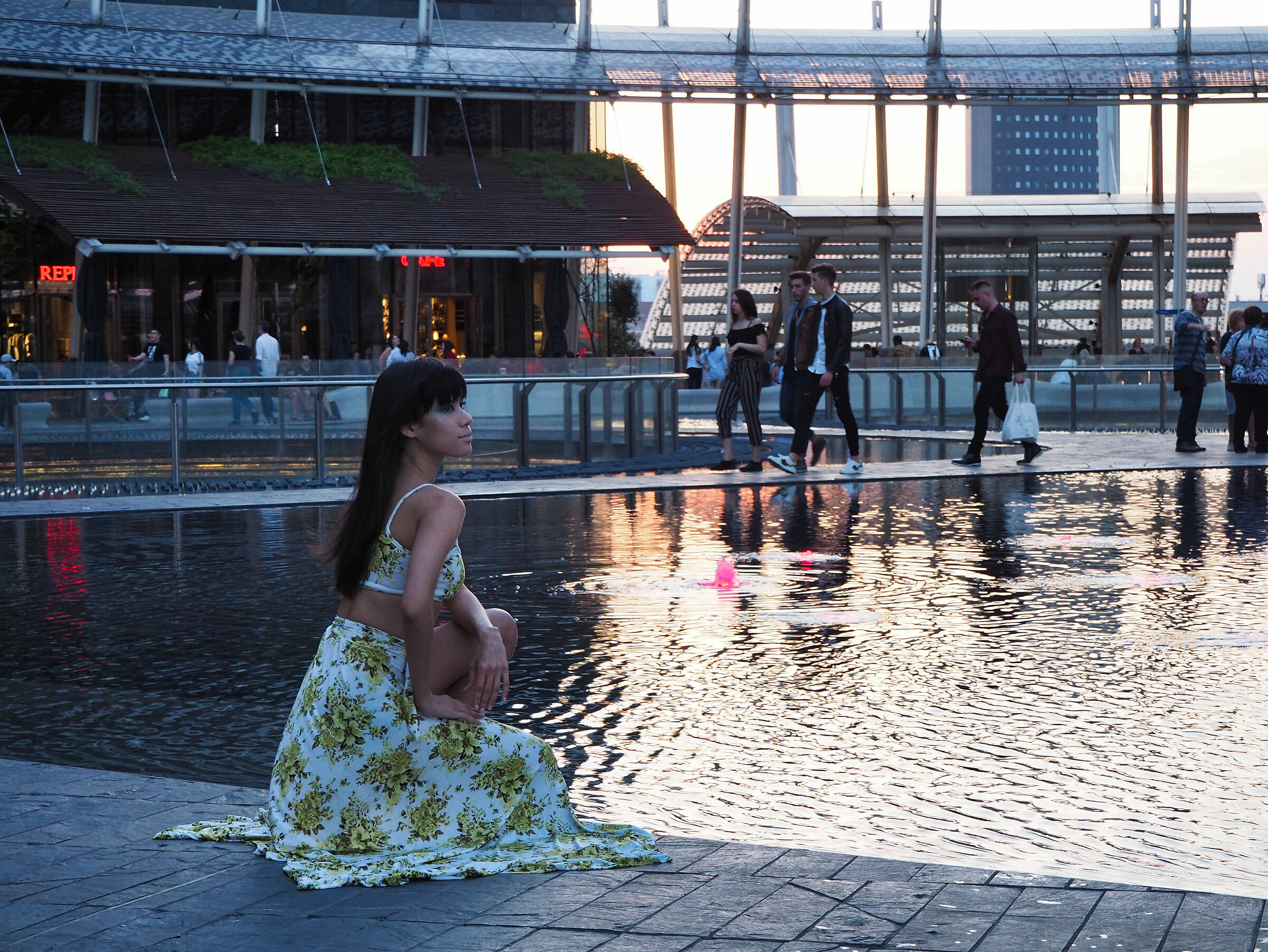 Fotografata in Piazza Gae Aulenti