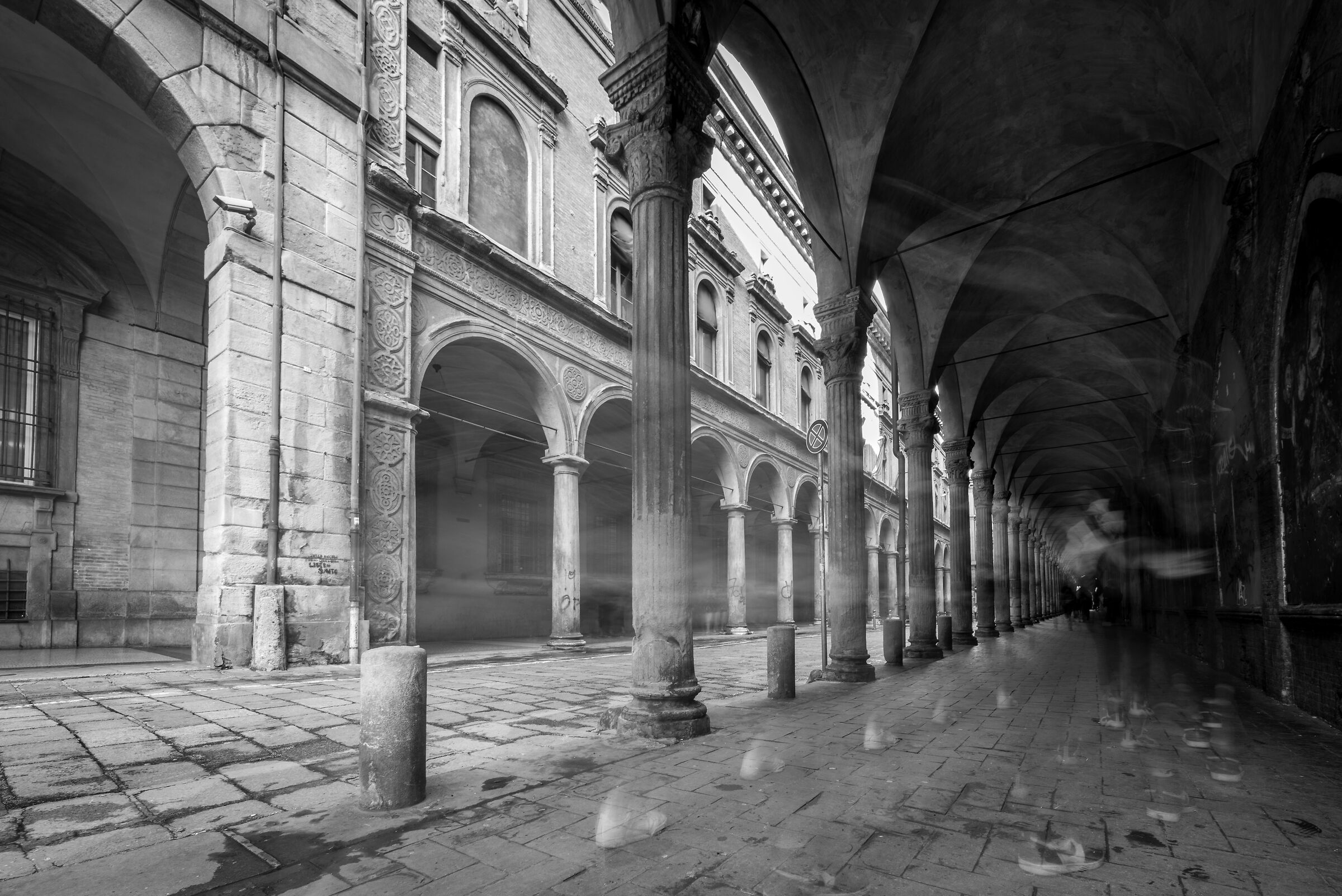 Passeggiata sotto ai portici