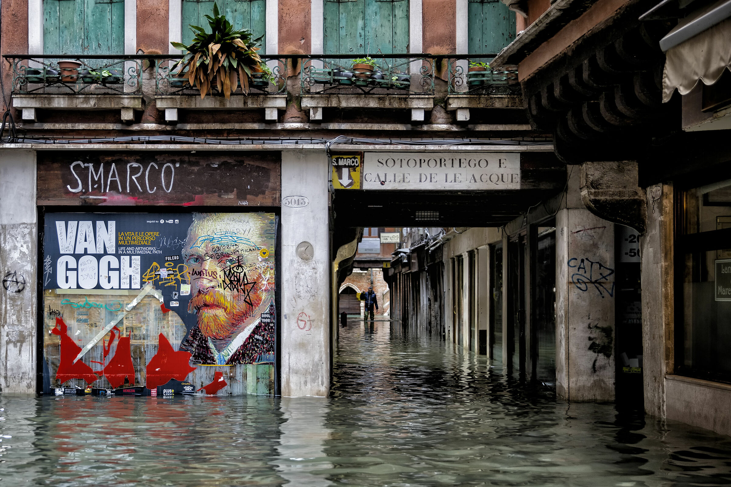 Sotoportego e calle 'de le acque'