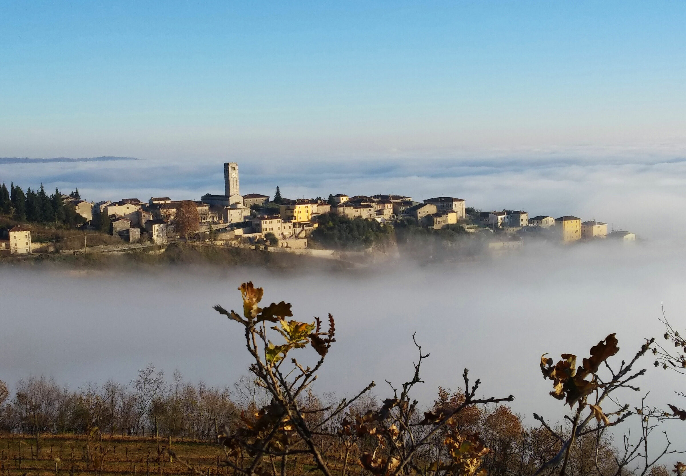 magico borgo nella nebbia mattutina