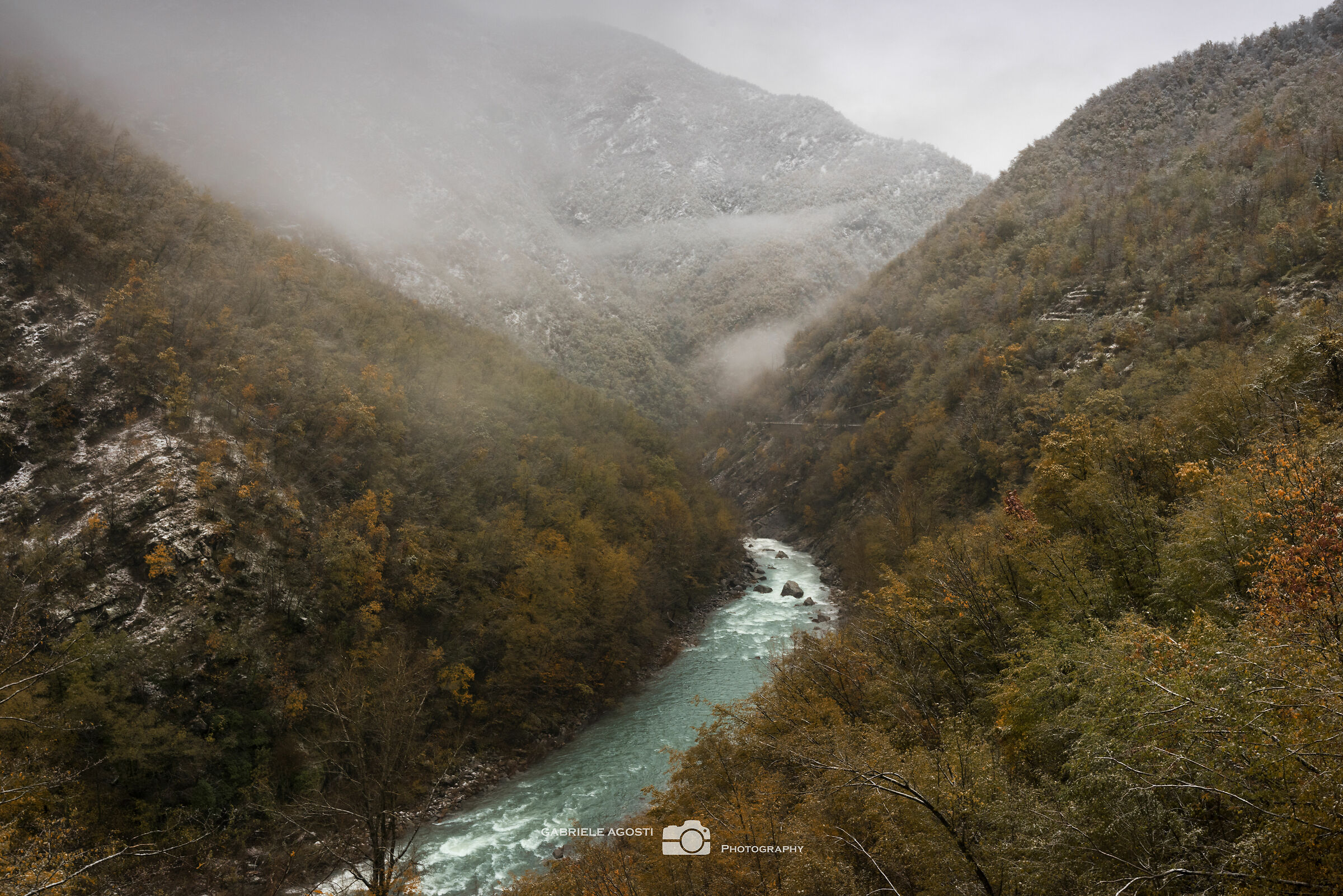 In mezzo scorre il fiume