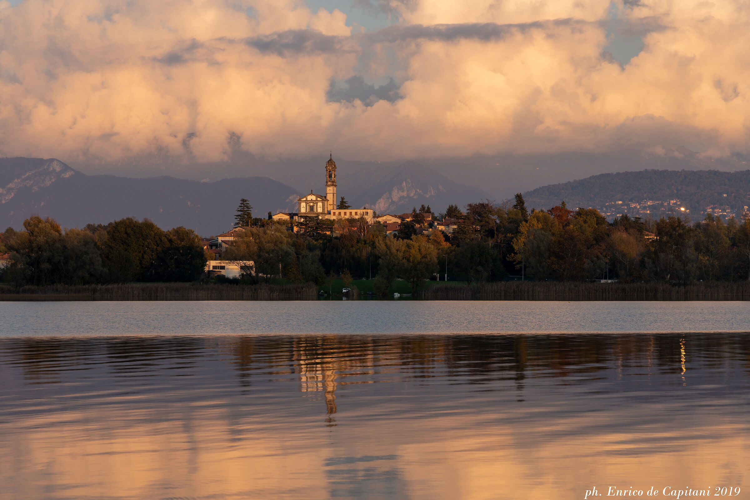 Il lago di Pusiano dalla punta di Casletto