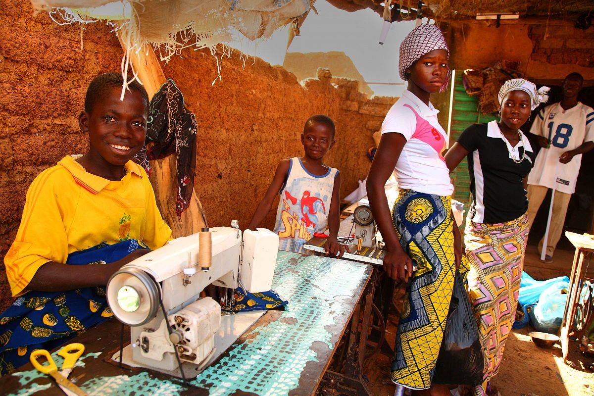 Un giovane sarto al lavoro...