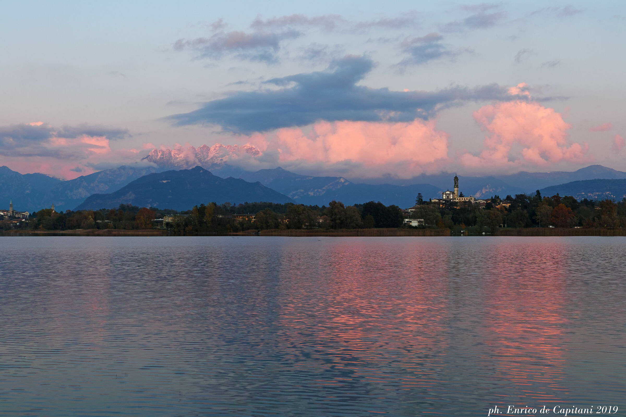 Lago di Pusiano in rosa