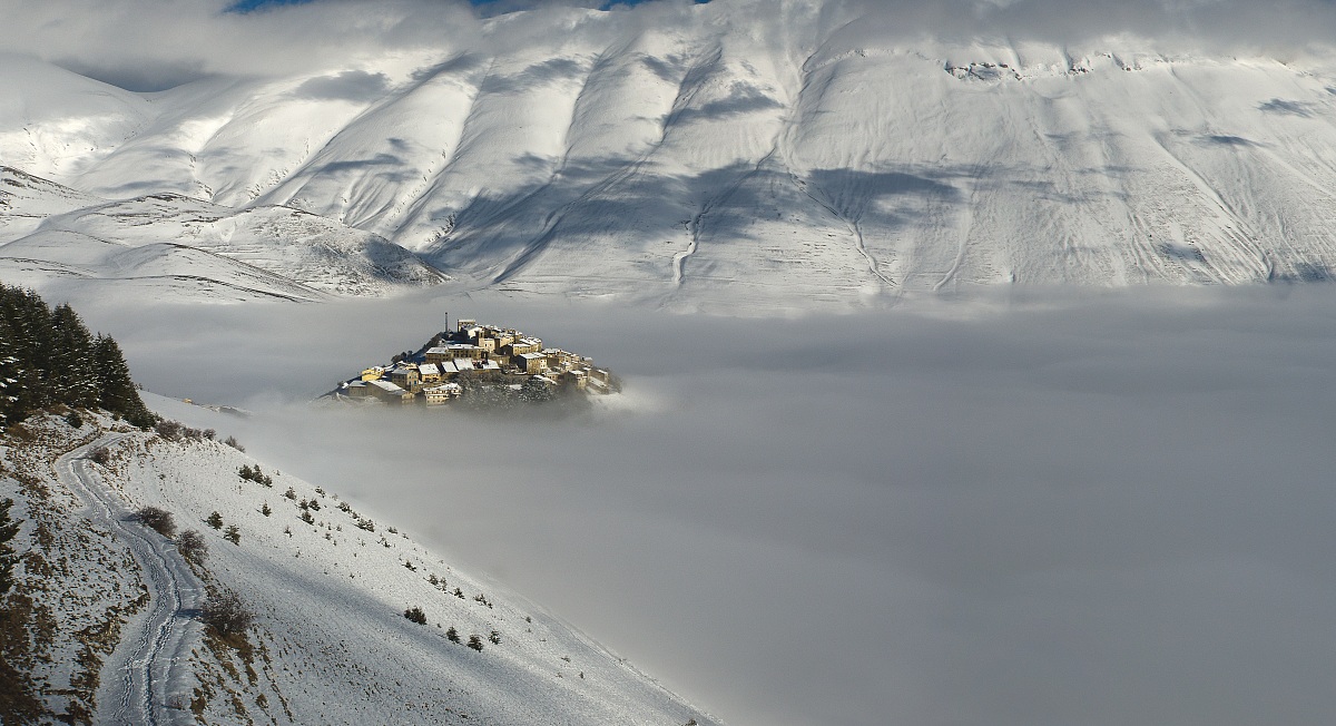 There's a silence surrounding me