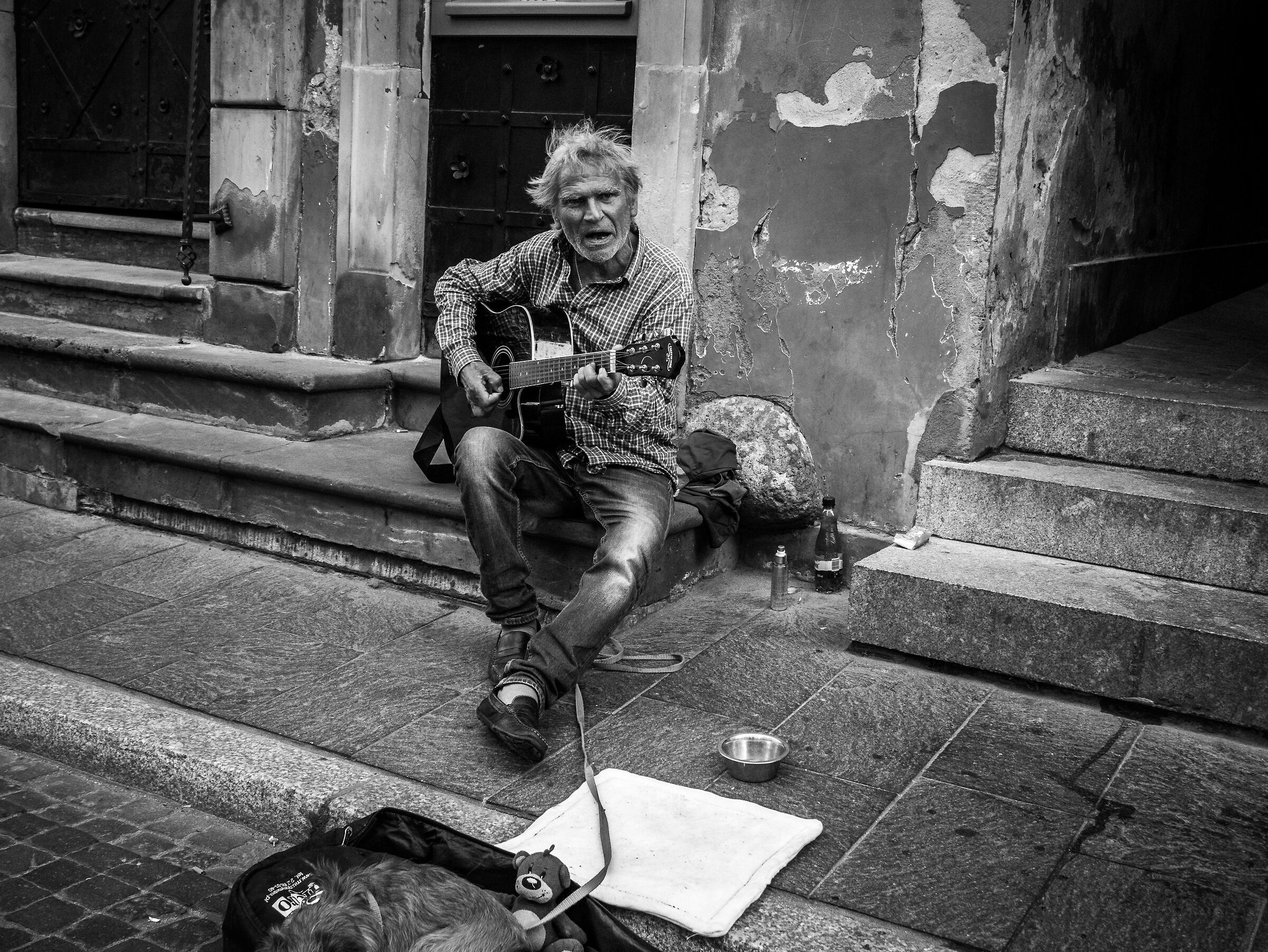 E un ridere rauco/ricordi tanti/e nemmeno un rimpianto