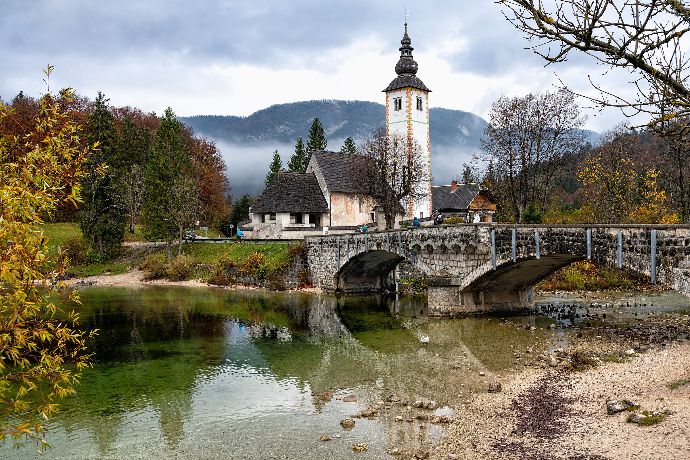 La chiesa di S. Giovanni Battista sul lago Bohinj