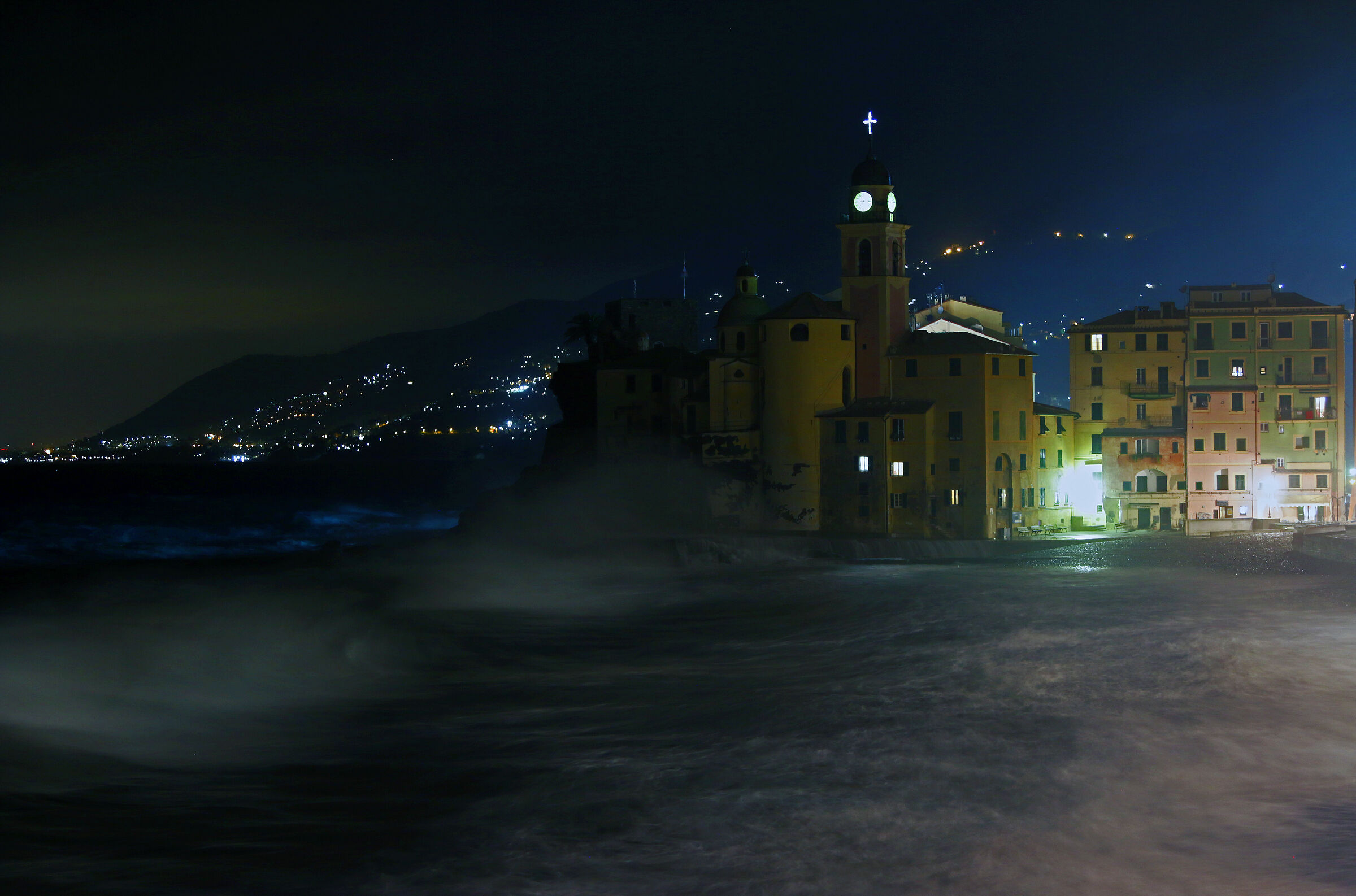 Camogli (Liguria) con mare grosso