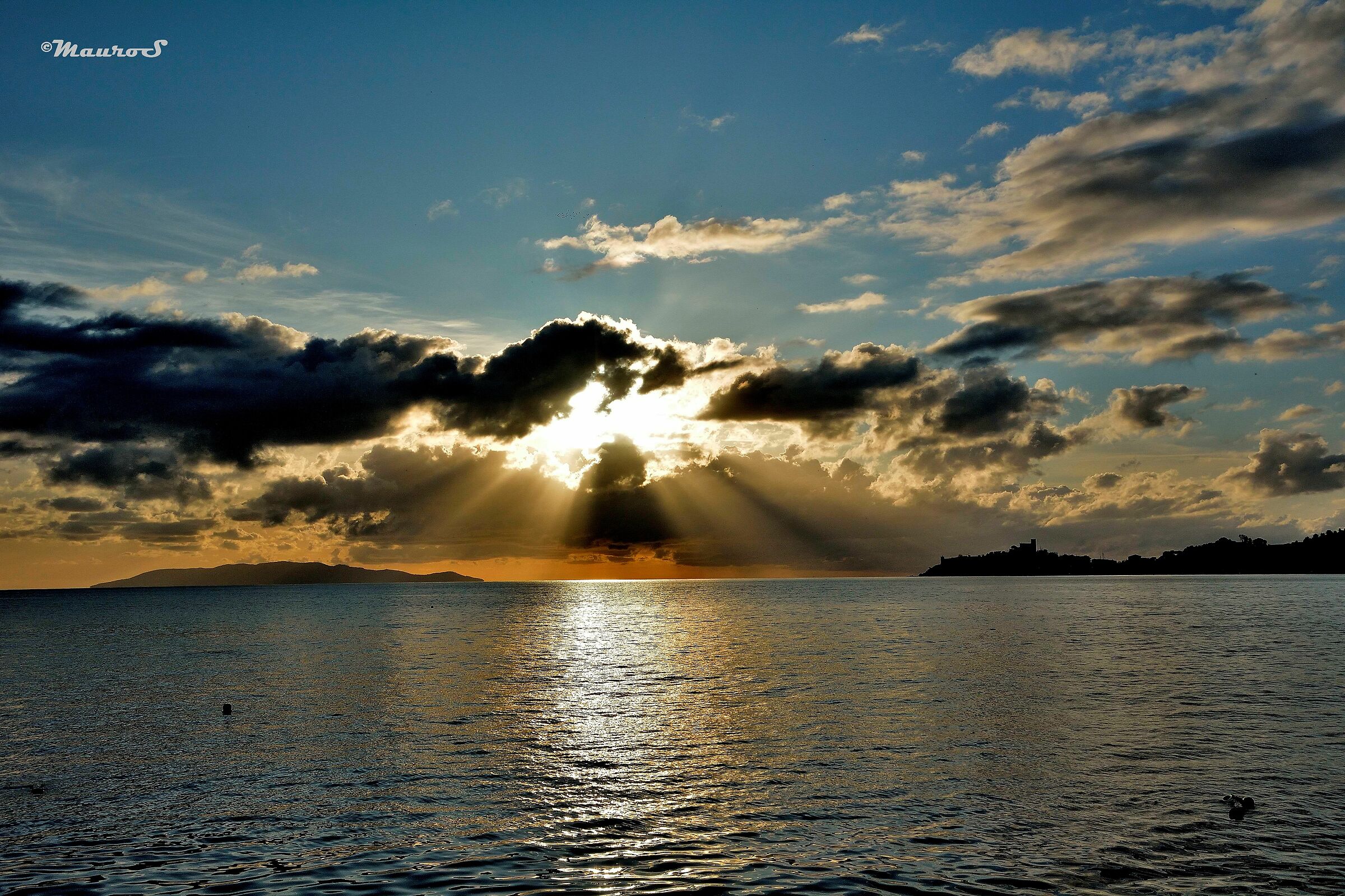 Tramonto tra il Giglio e Talamone