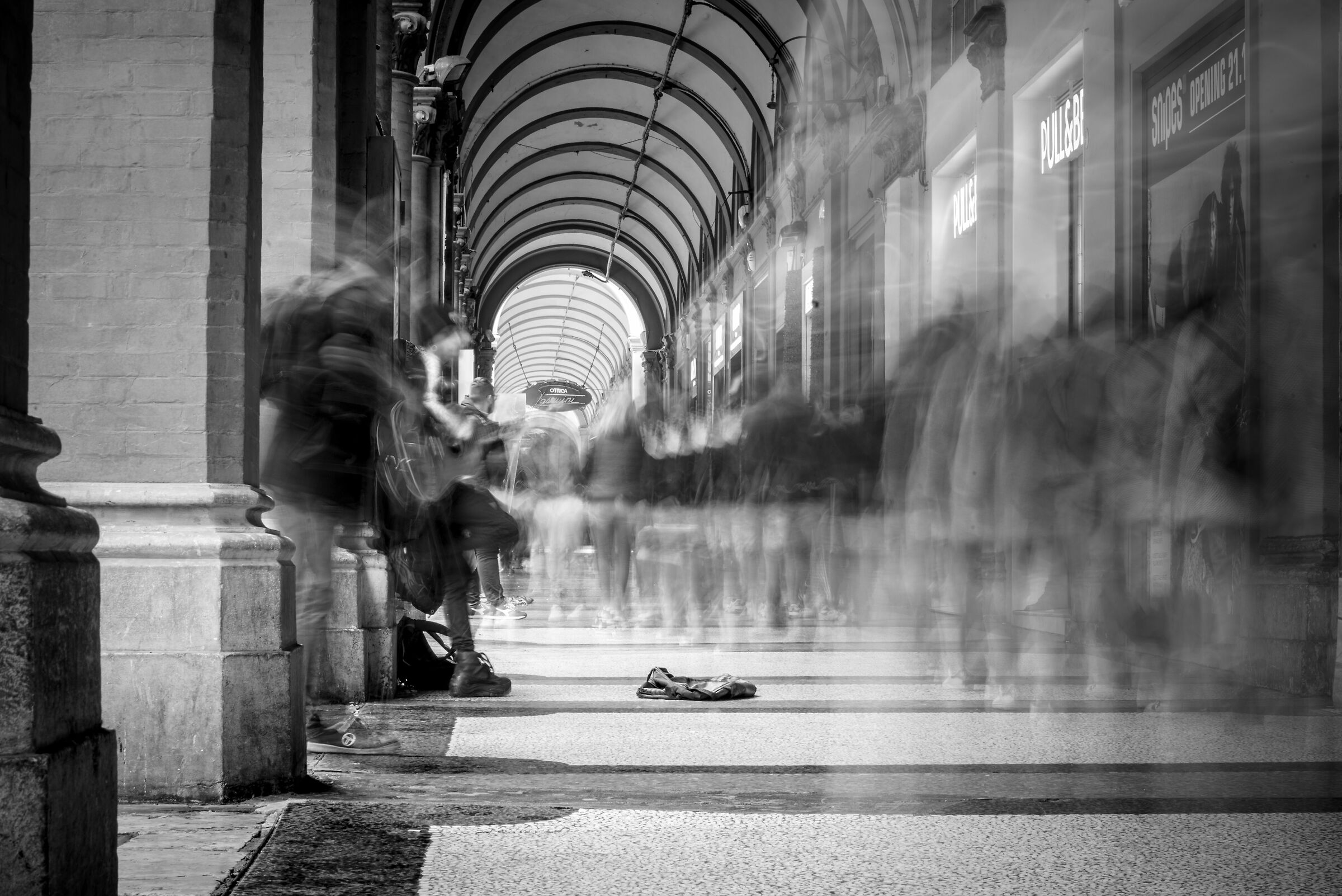 the flow under the arcades