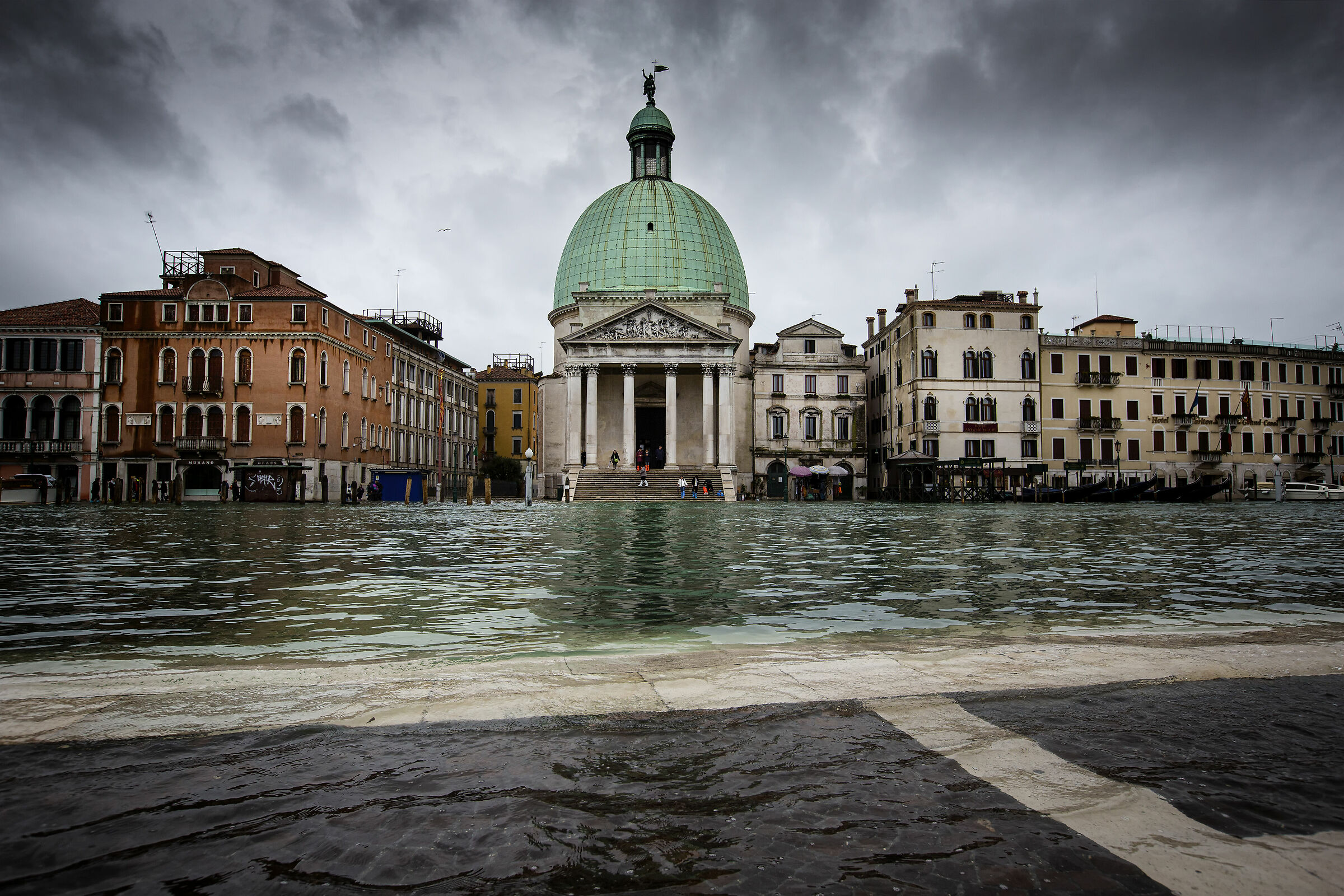 San Simeon Piccolo durante l'acqua alta a Venezia