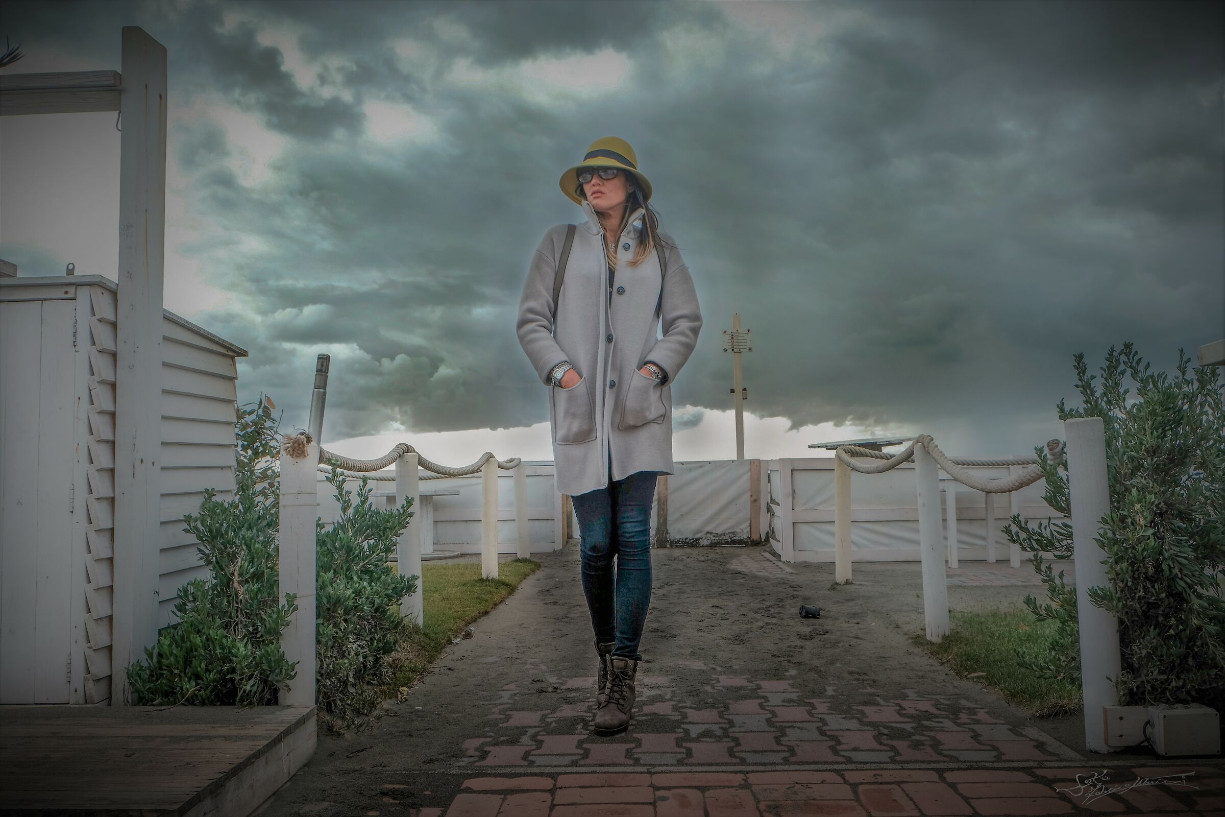 un cappellino giallo tra il grigio