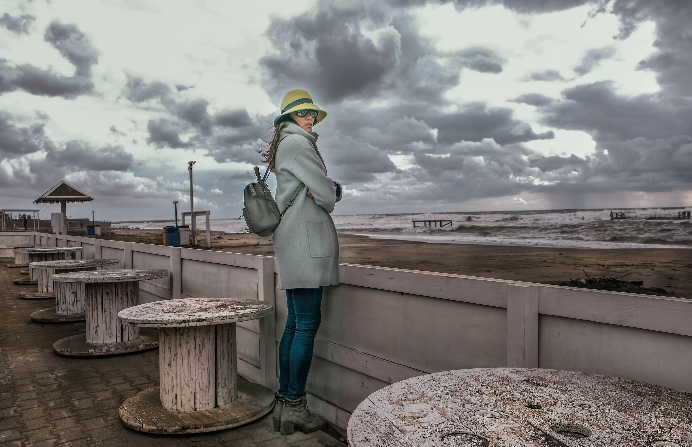 un cappellino giallo tra il grigio