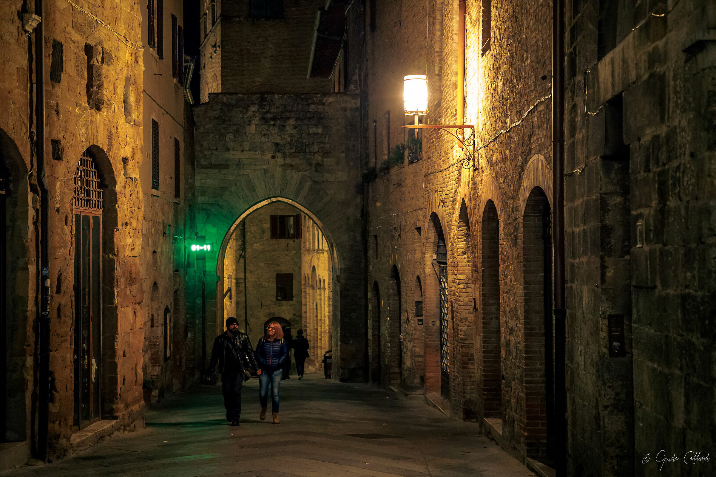 Passeggiata notturna a San Gimignano