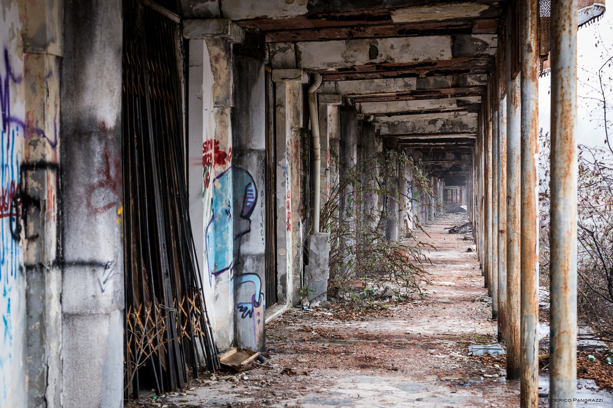 Consonno - portico dei negozi