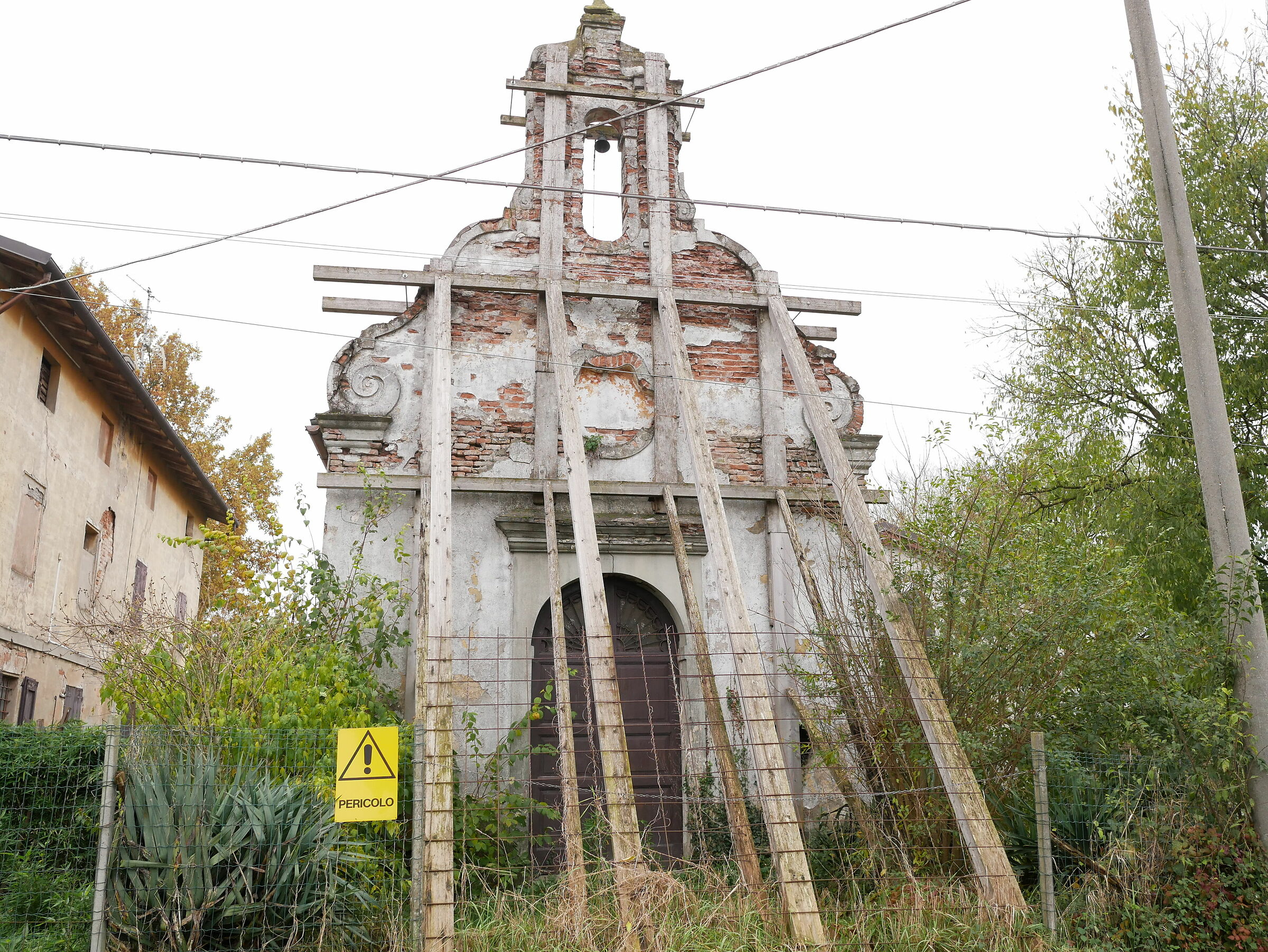 Cappella di campagna post sisma