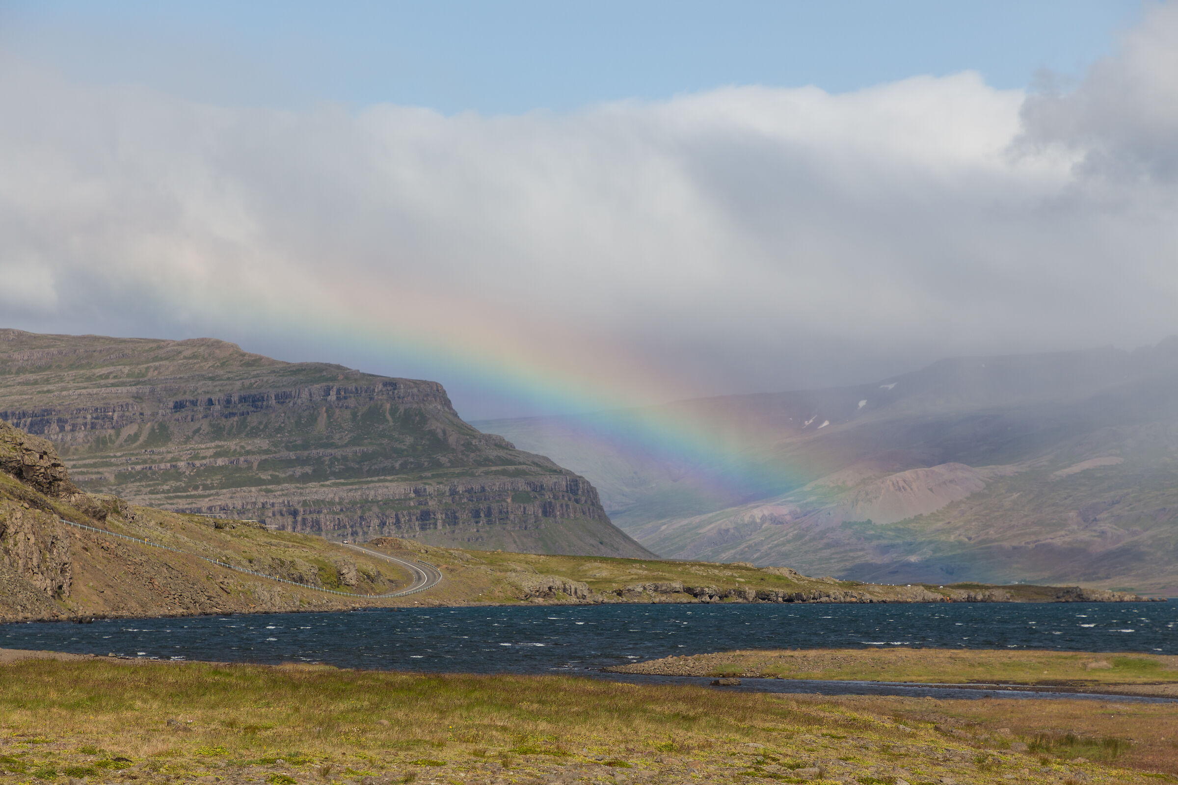 Eastfjord con arcobaleno
