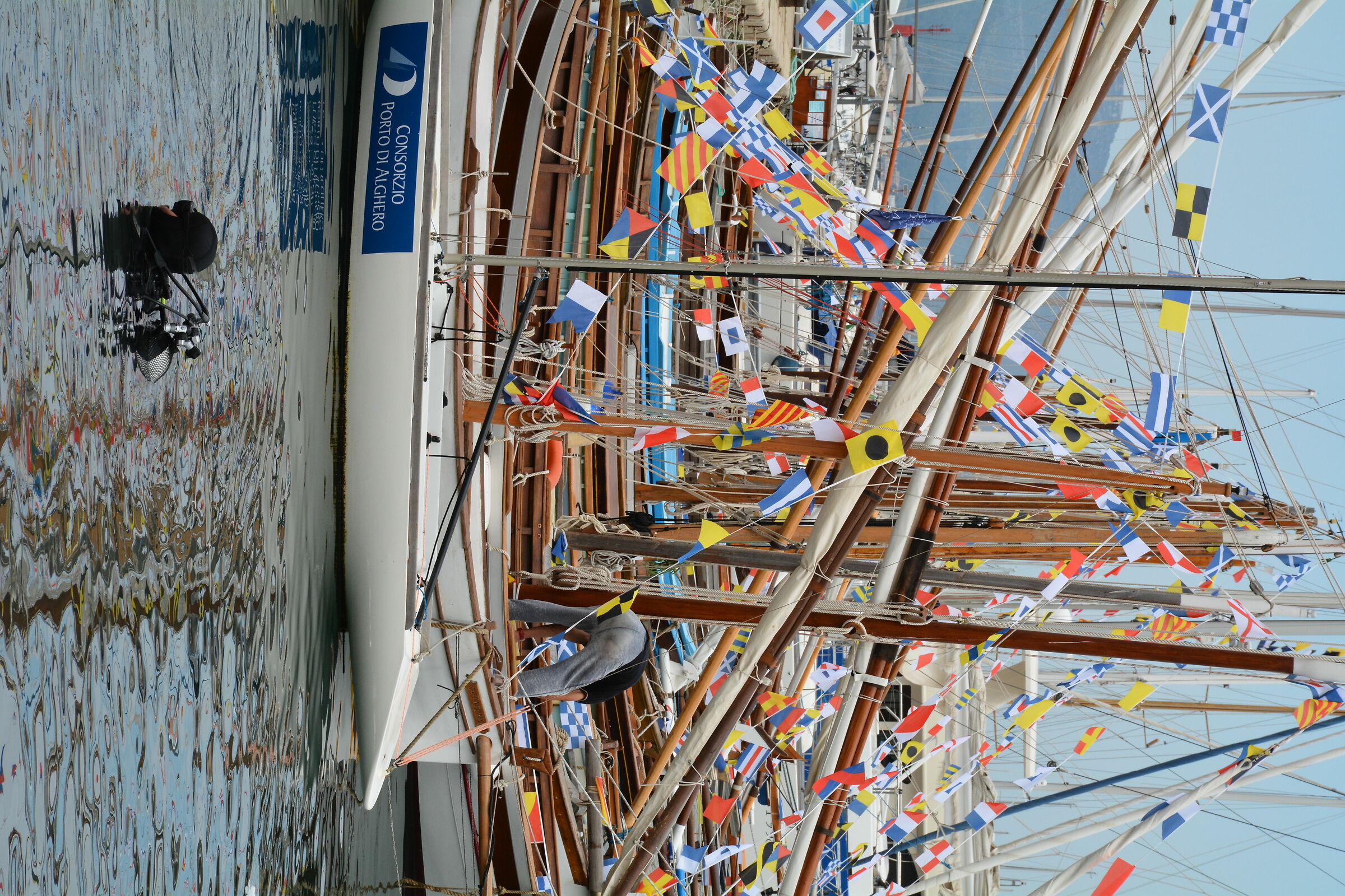 Porto di Alghero con vele latine