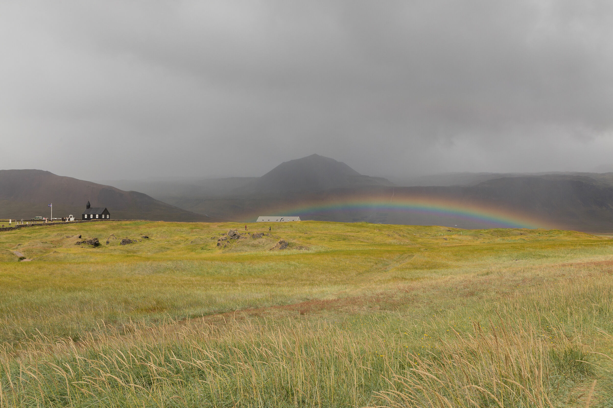Chiesa nera e arcobaleno