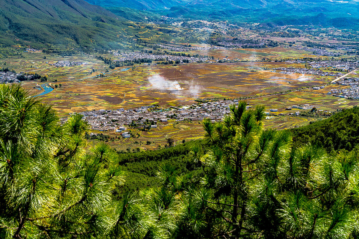 Dalla valle pennacchi di fumo.
