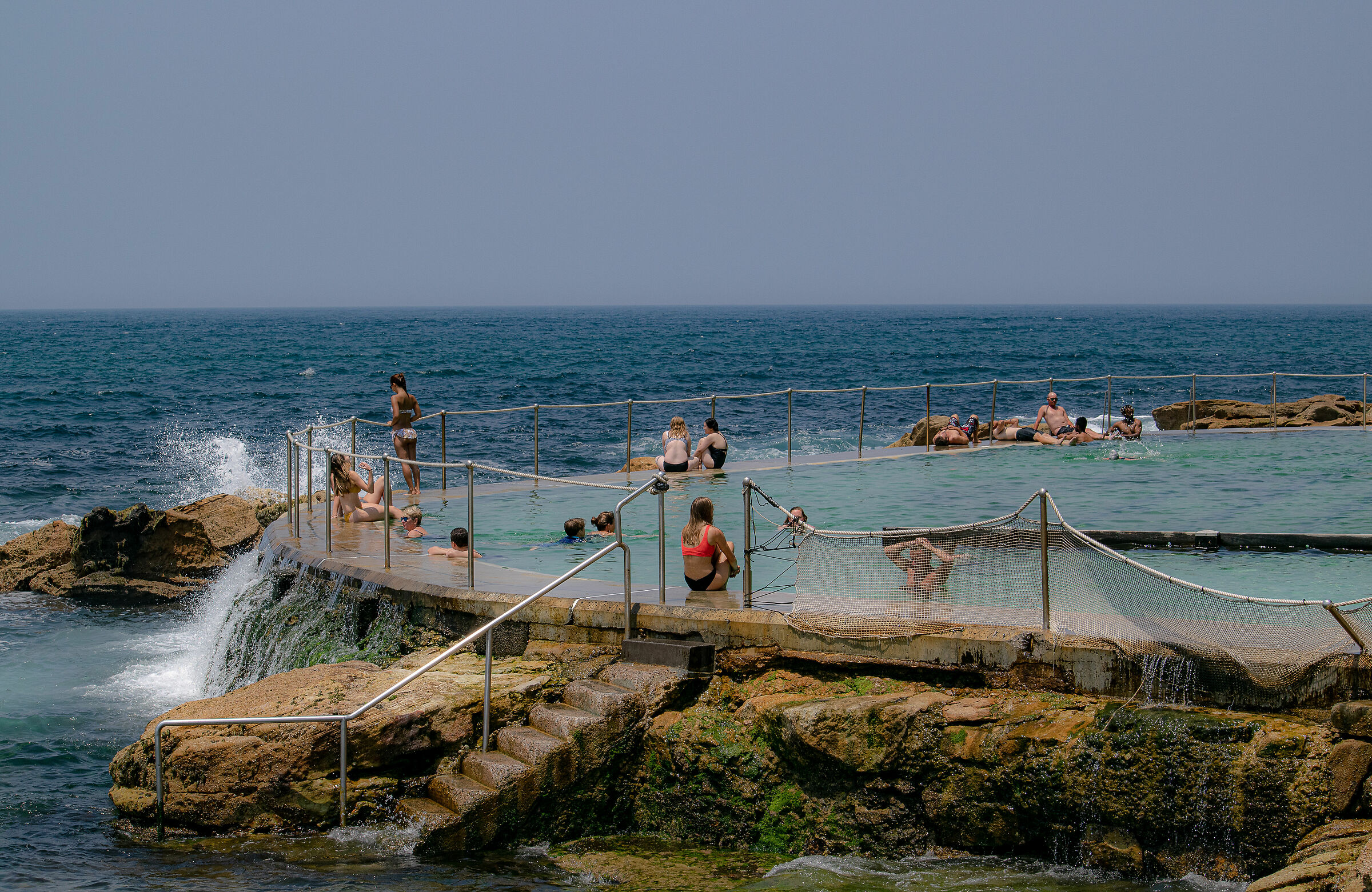 Una piscina sul mare