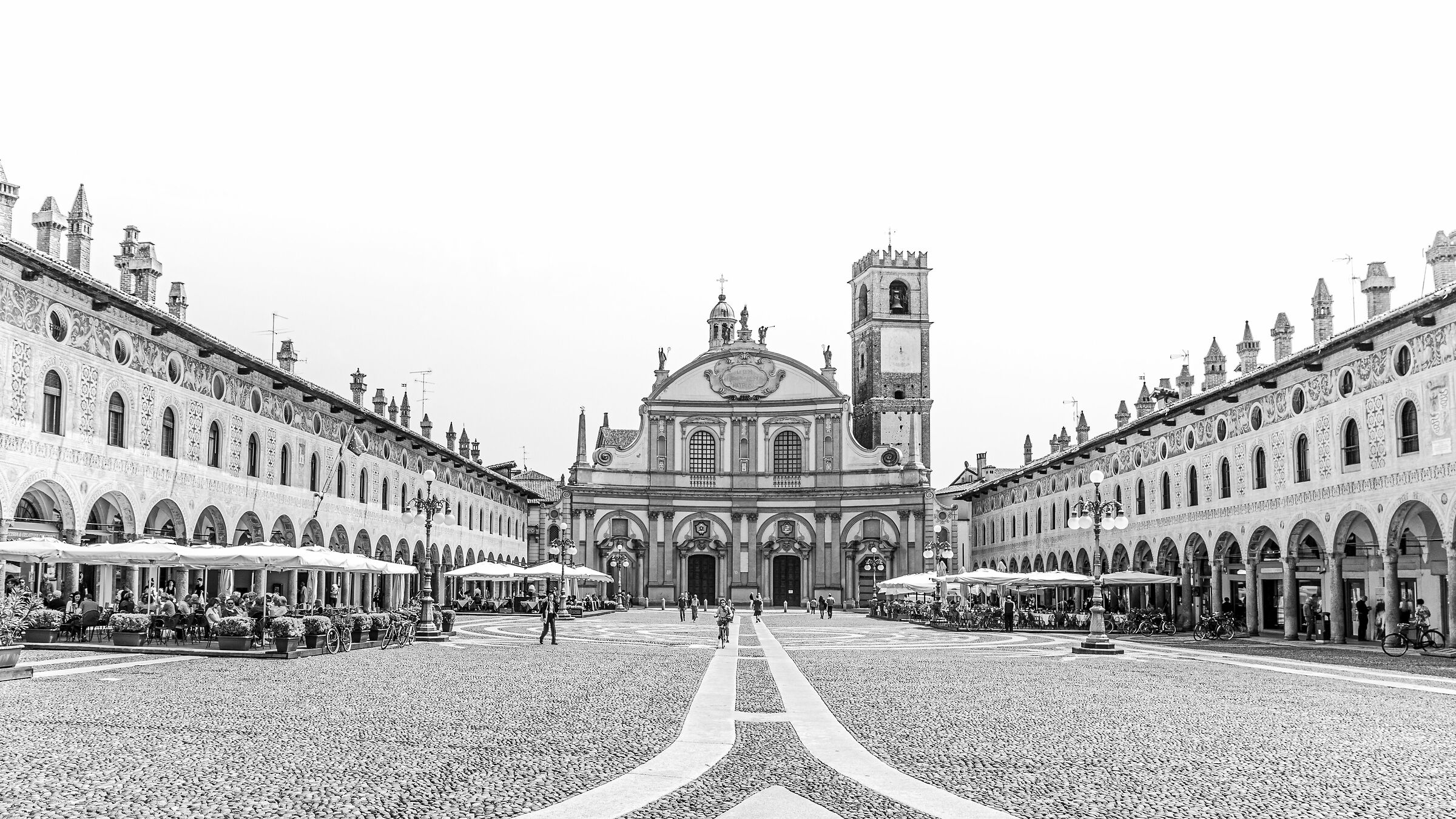 They were vigouring, Ducale Square