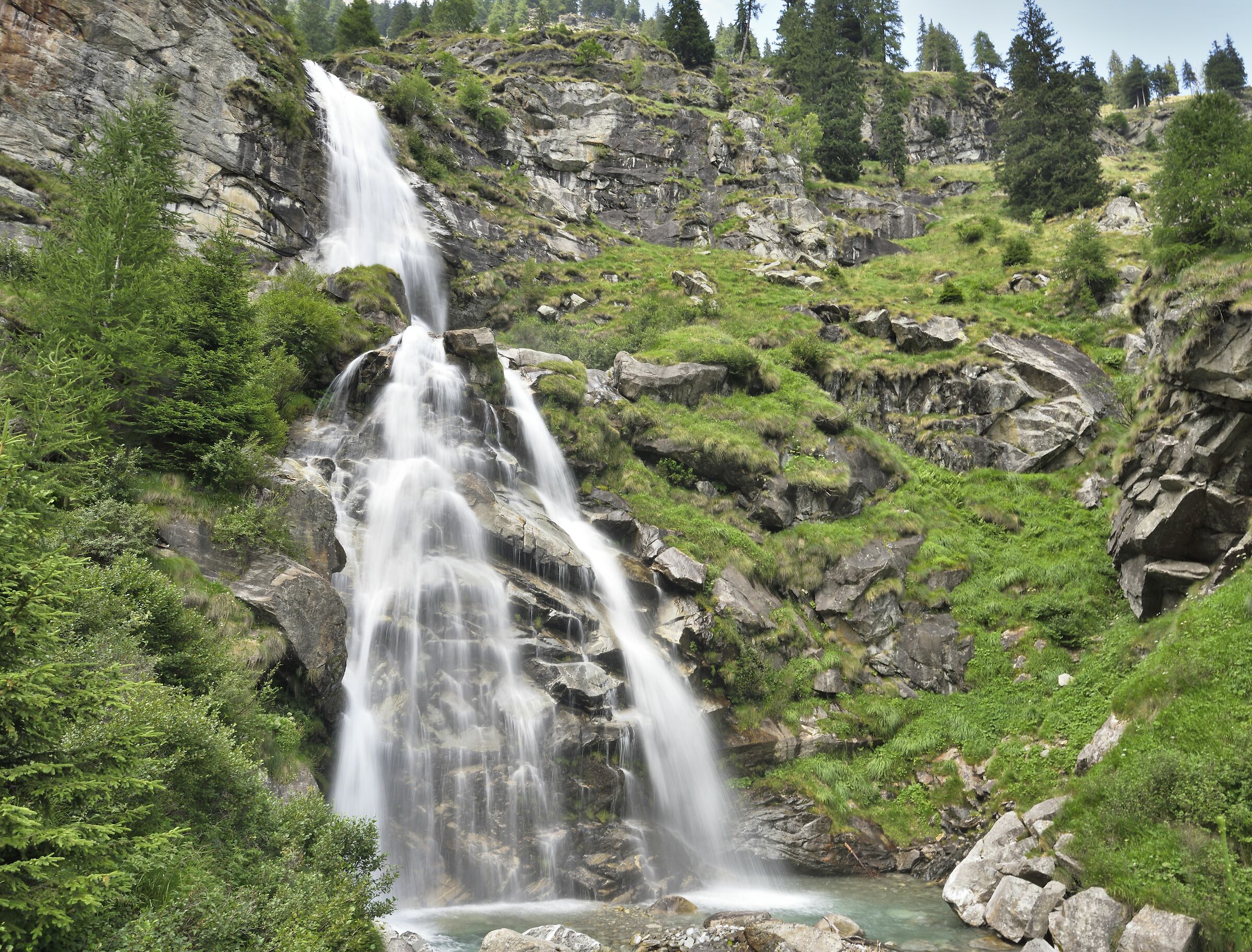 cascata lungo la discesa dal lago Camposecco al Camplic