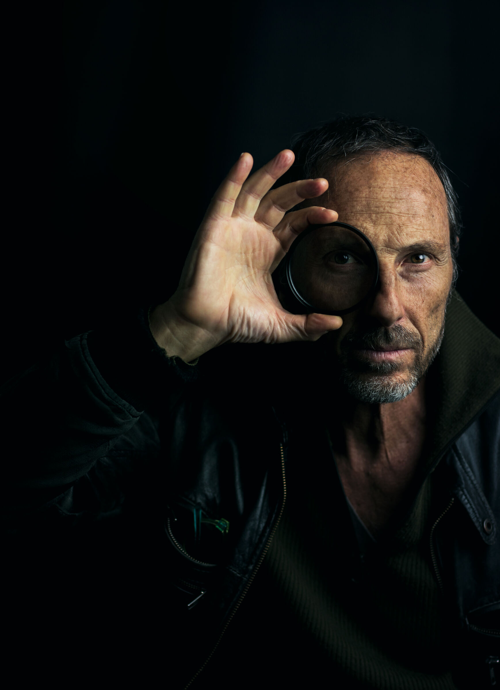 In the room he posed 1