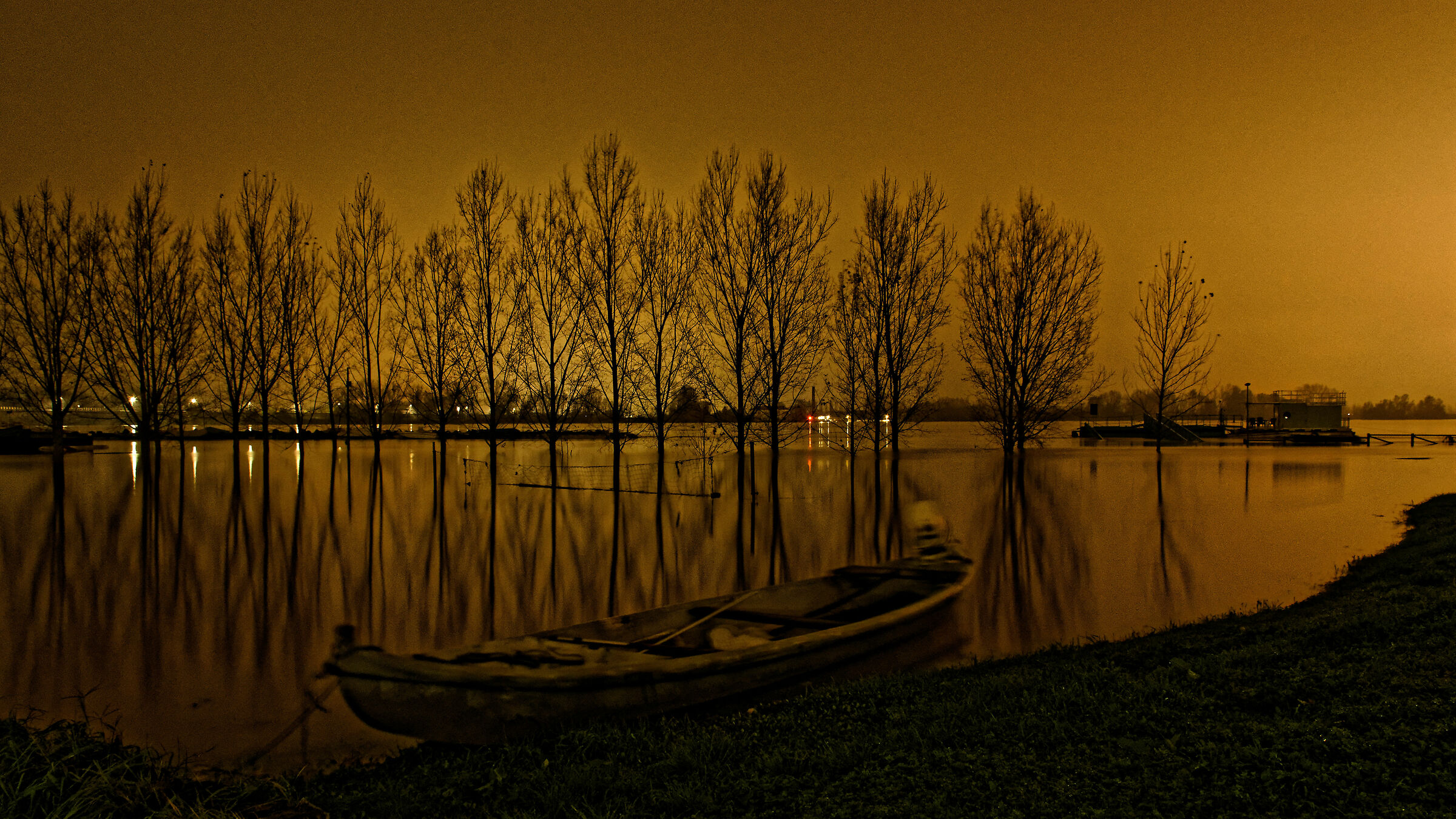 La piena del Po, barca.