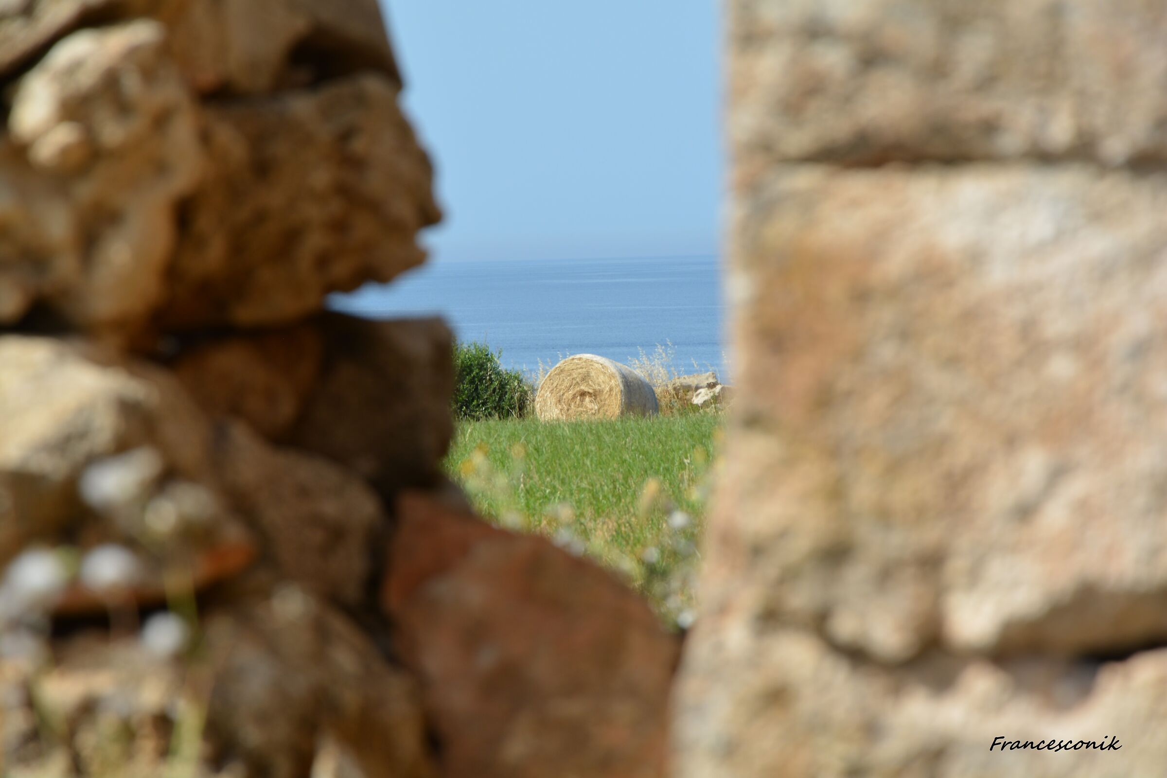 Scorgendo tra i muretti a secco