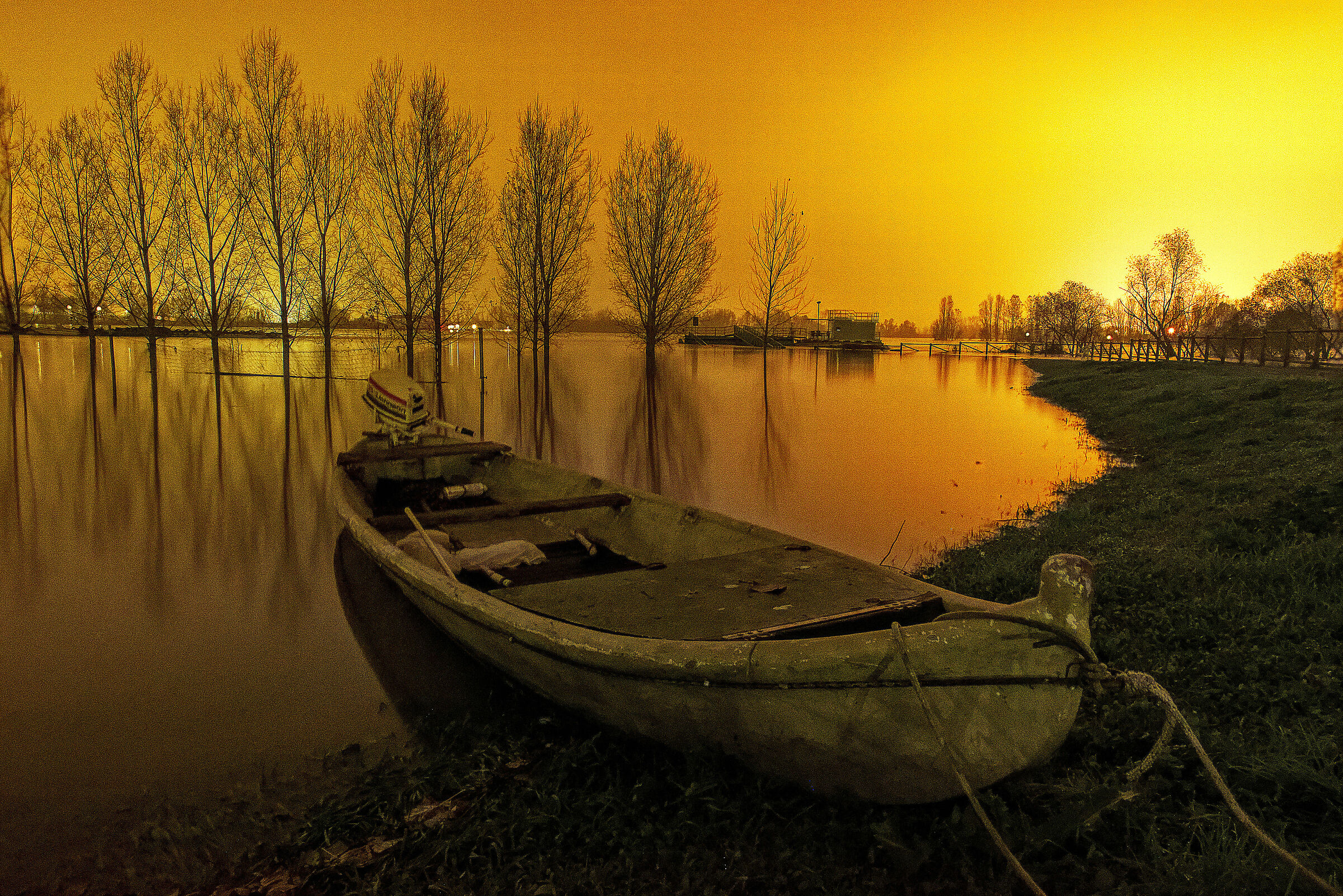 La barca sul fiume in piena