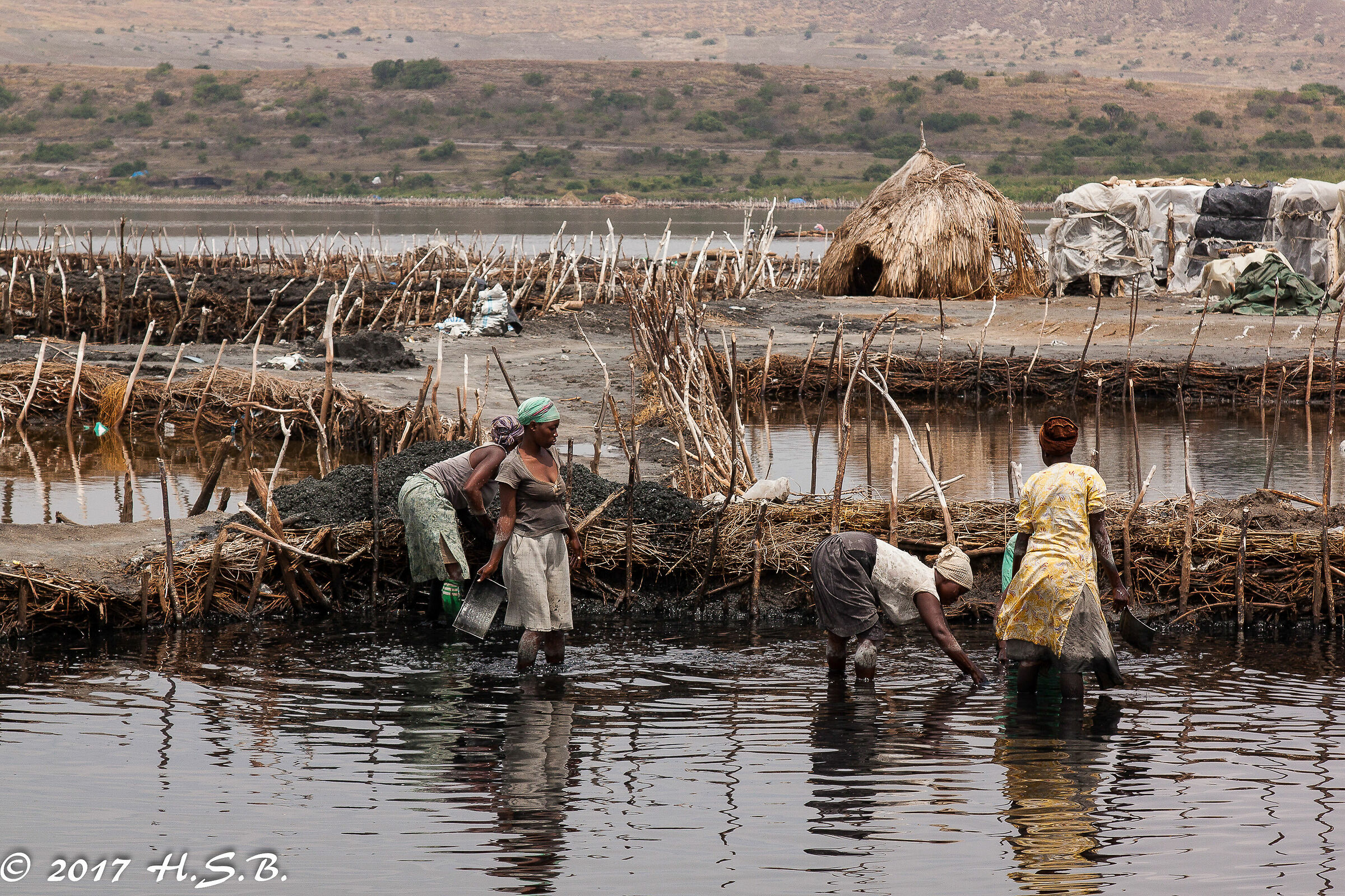raccoglitrici di sale al Katwe Salt Lake