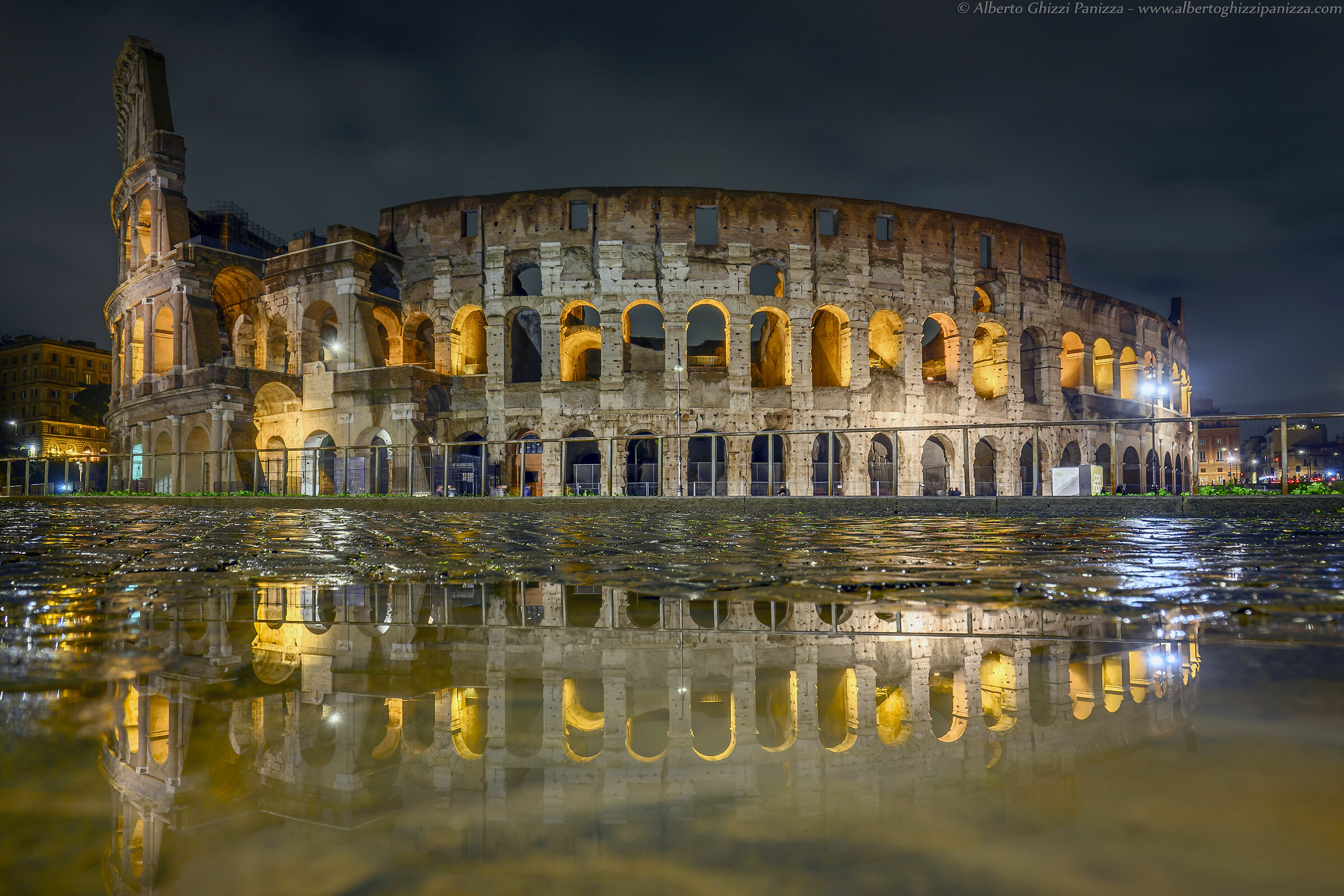 Scorci notturni - Riflessi del Colosseo