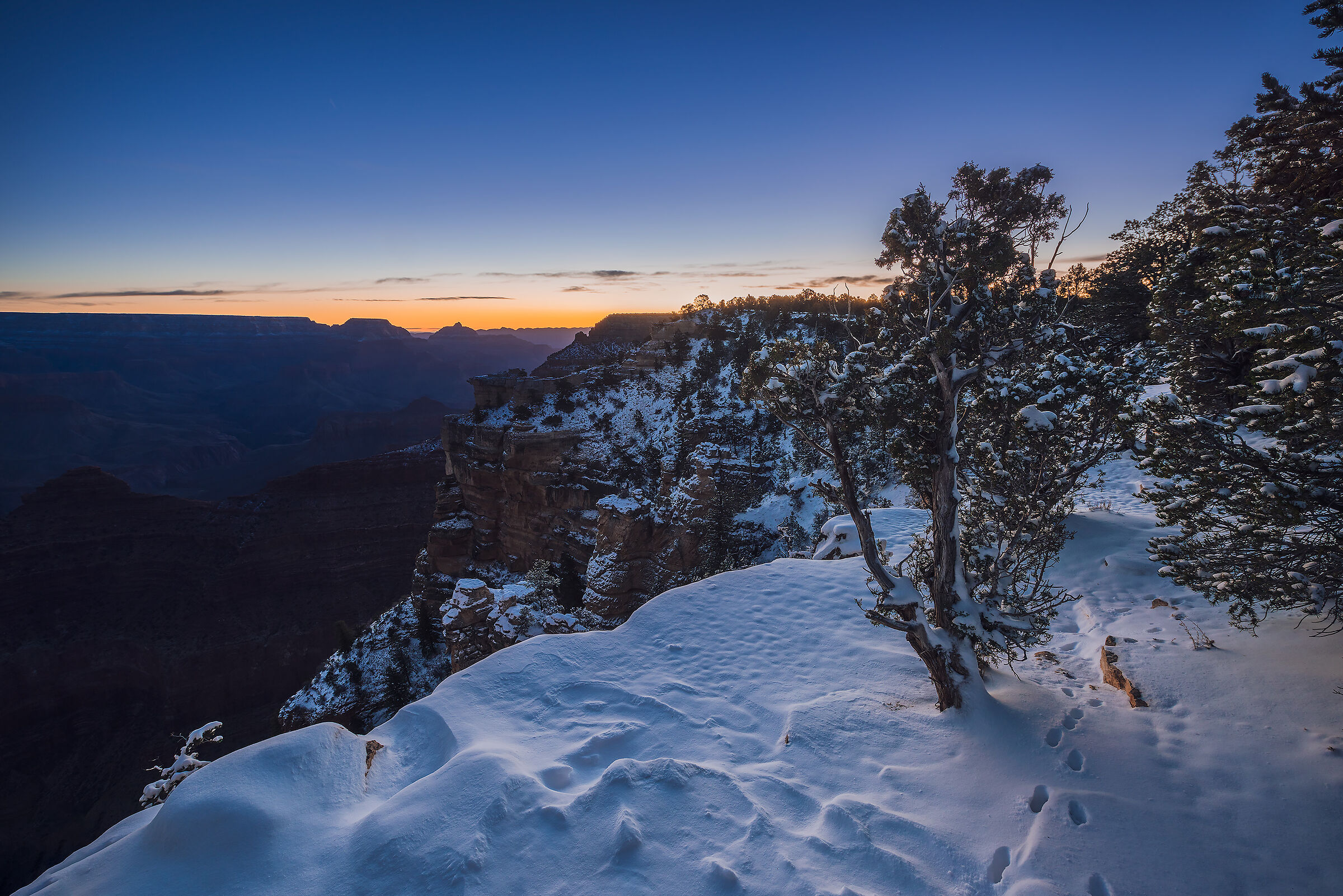 Waiting for sunrise at the Grand Canyon
