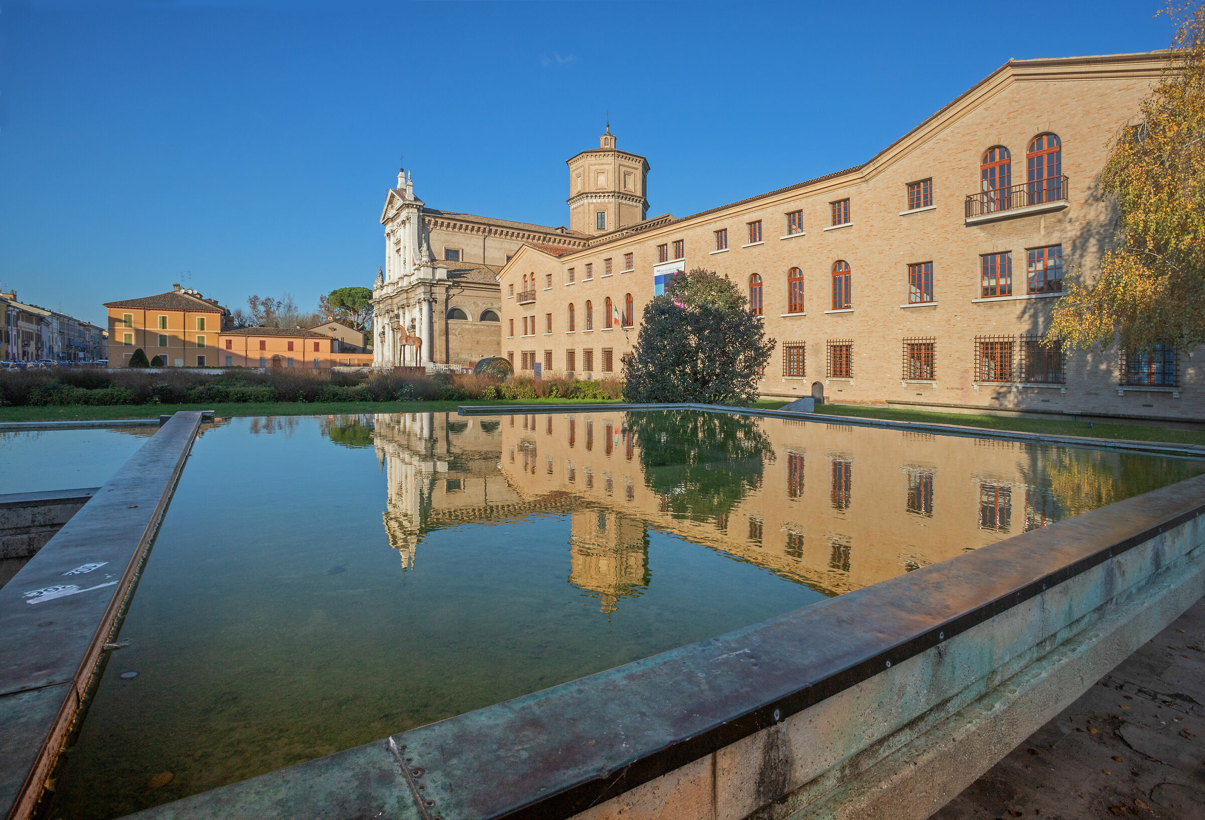 specchio d'acqua sul museo d'arte