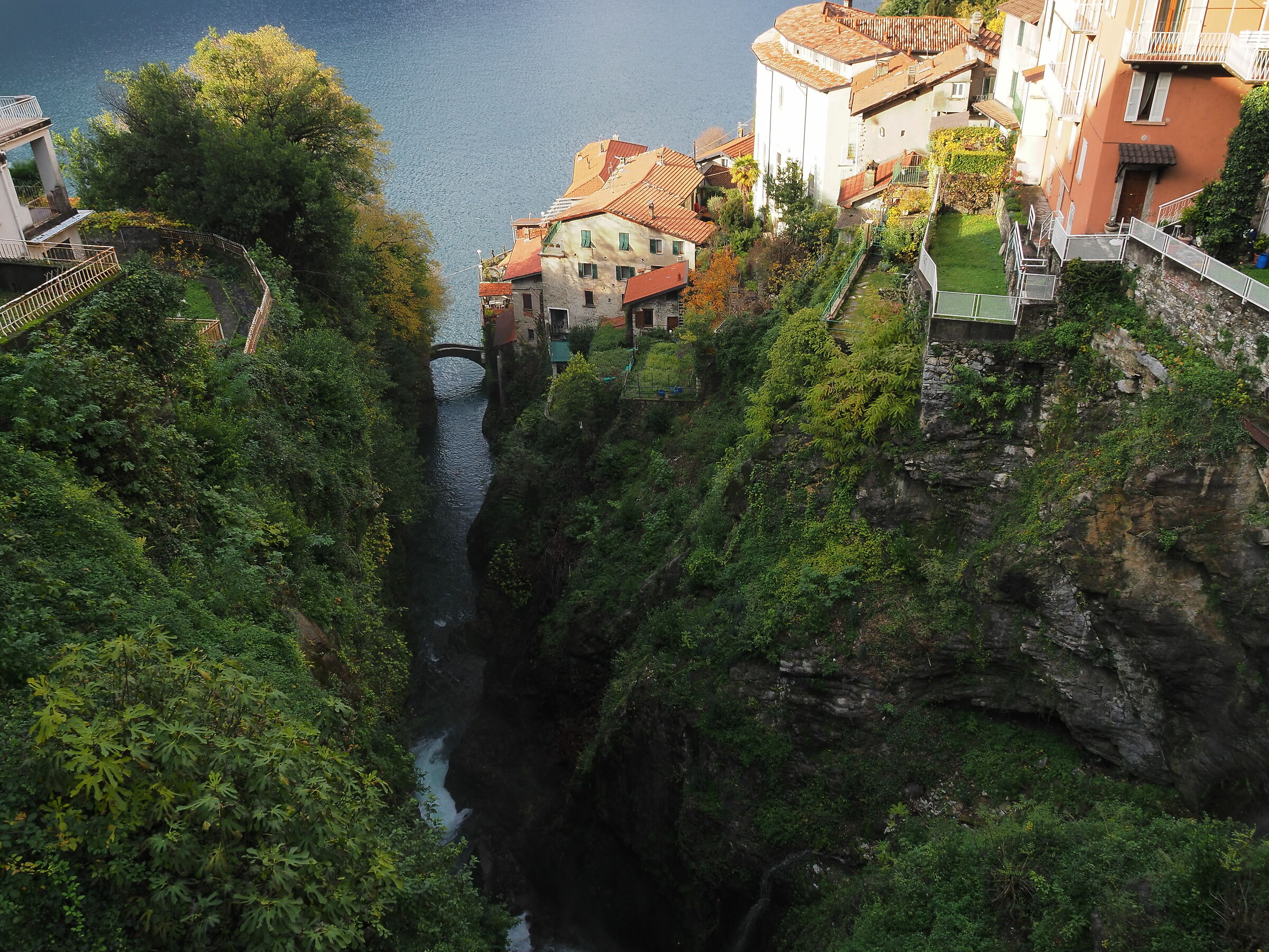 Laggiu' un ponte, che unisce..