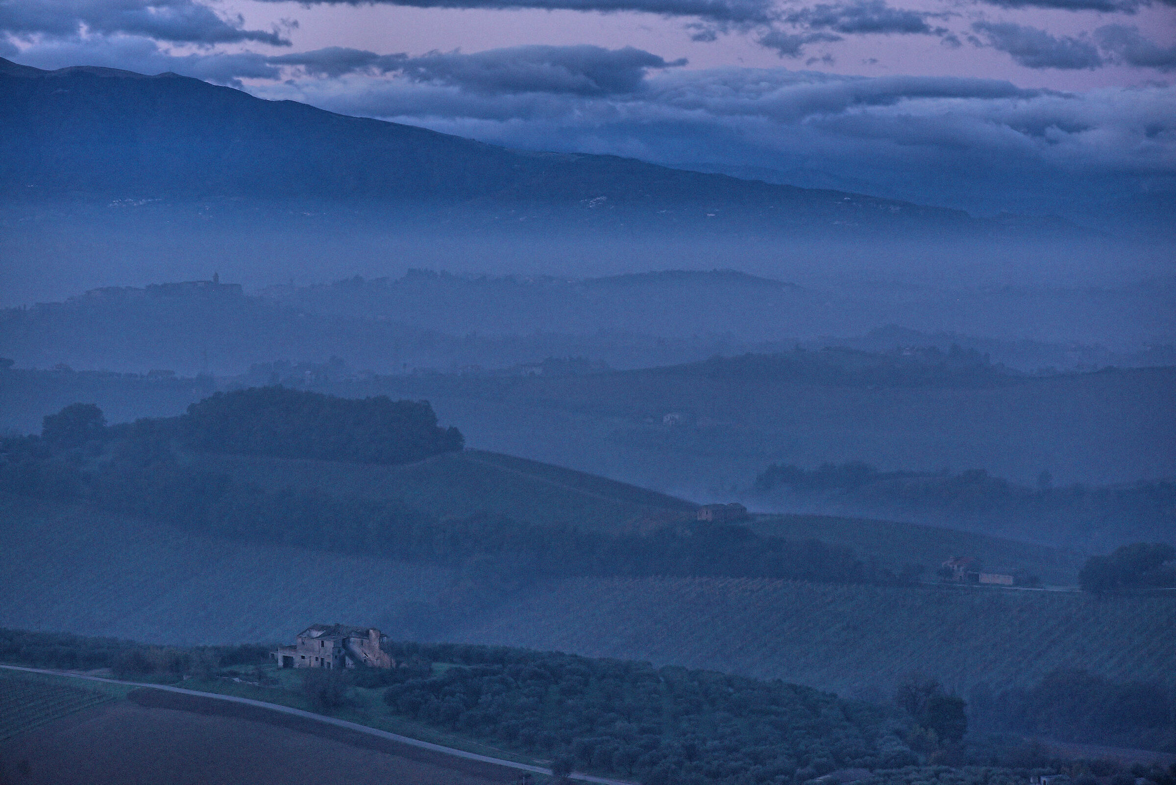 Alba sulle colline marchigiane