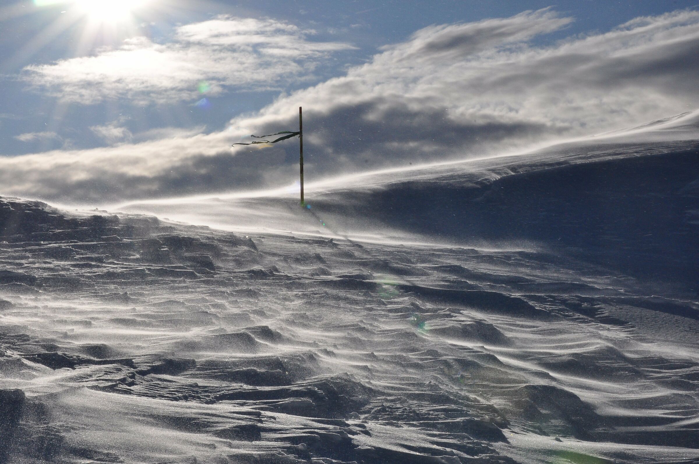When strong winds draw and clear boundaries