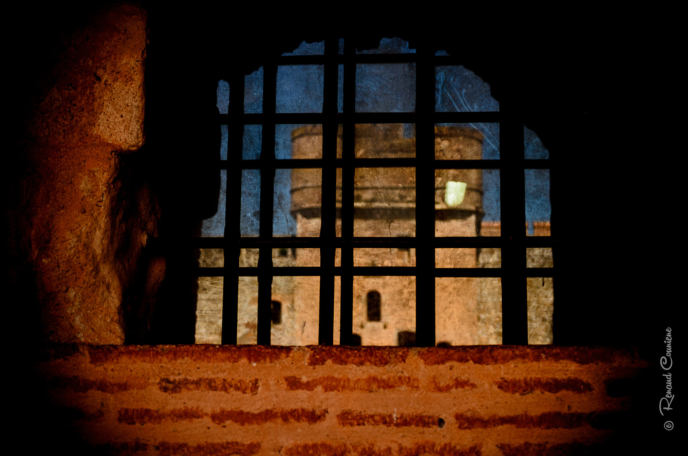 Riflesso della fortezza nella polvere (Salses-Chateau)