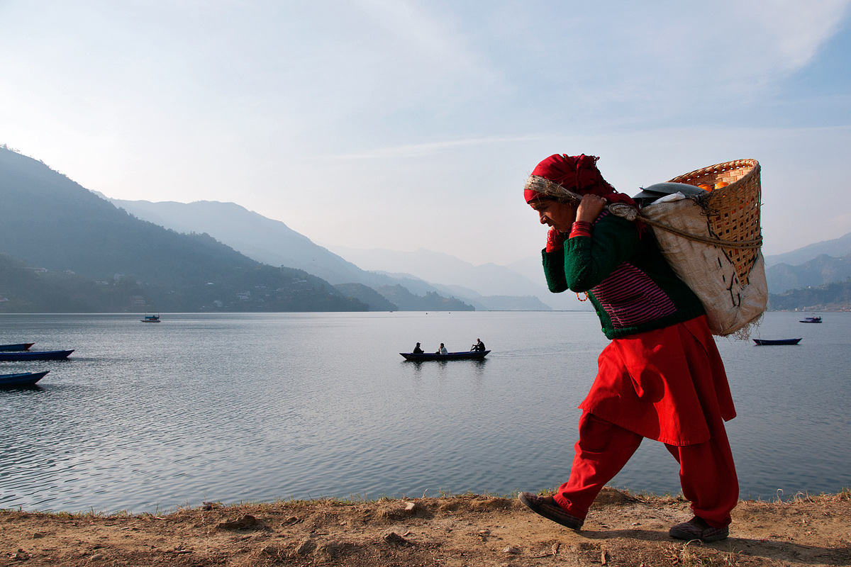 Venditrice di mandarini sul lago di Pokhara (Nepal)