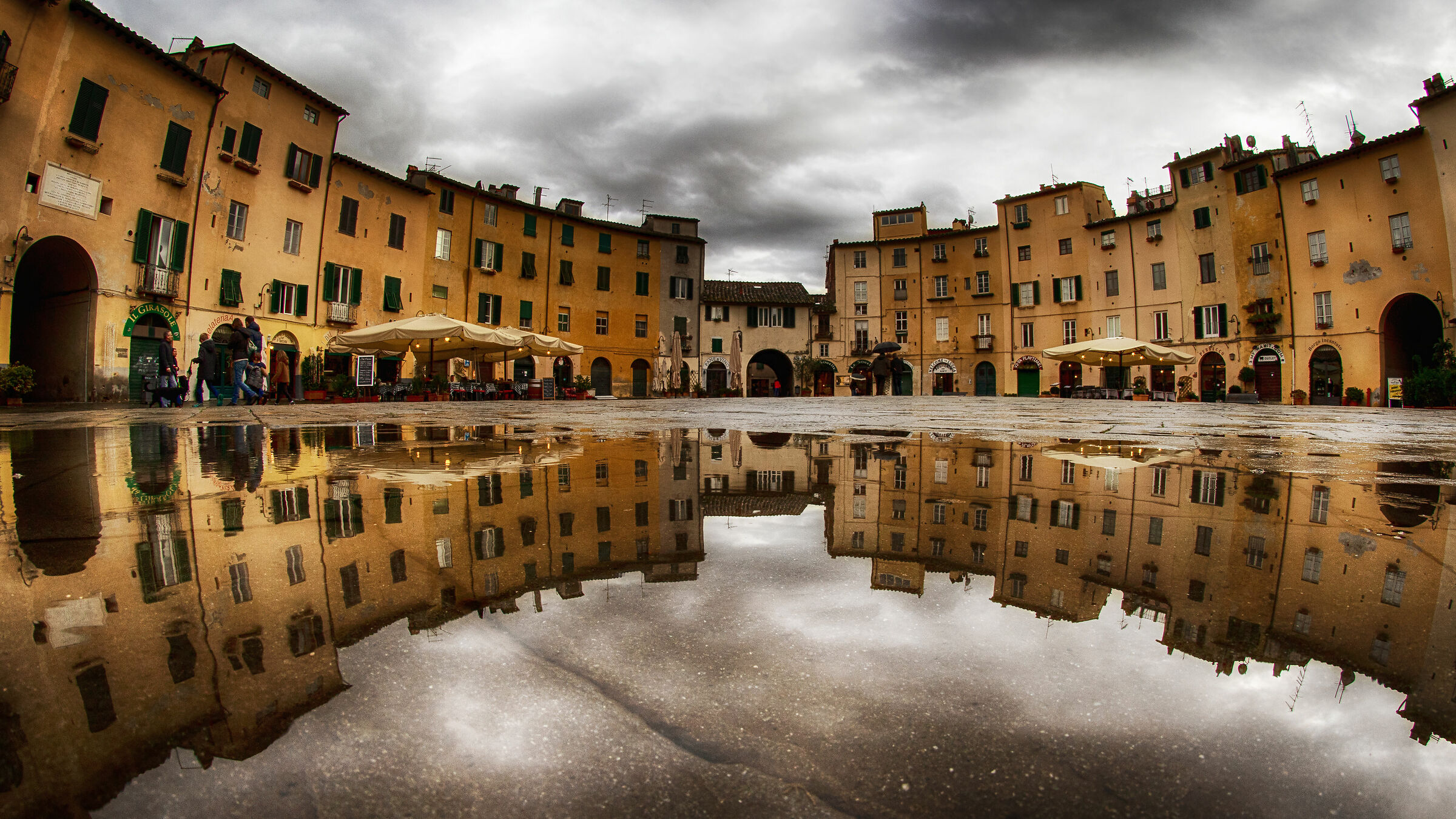 Reflections in the amphitheatre square