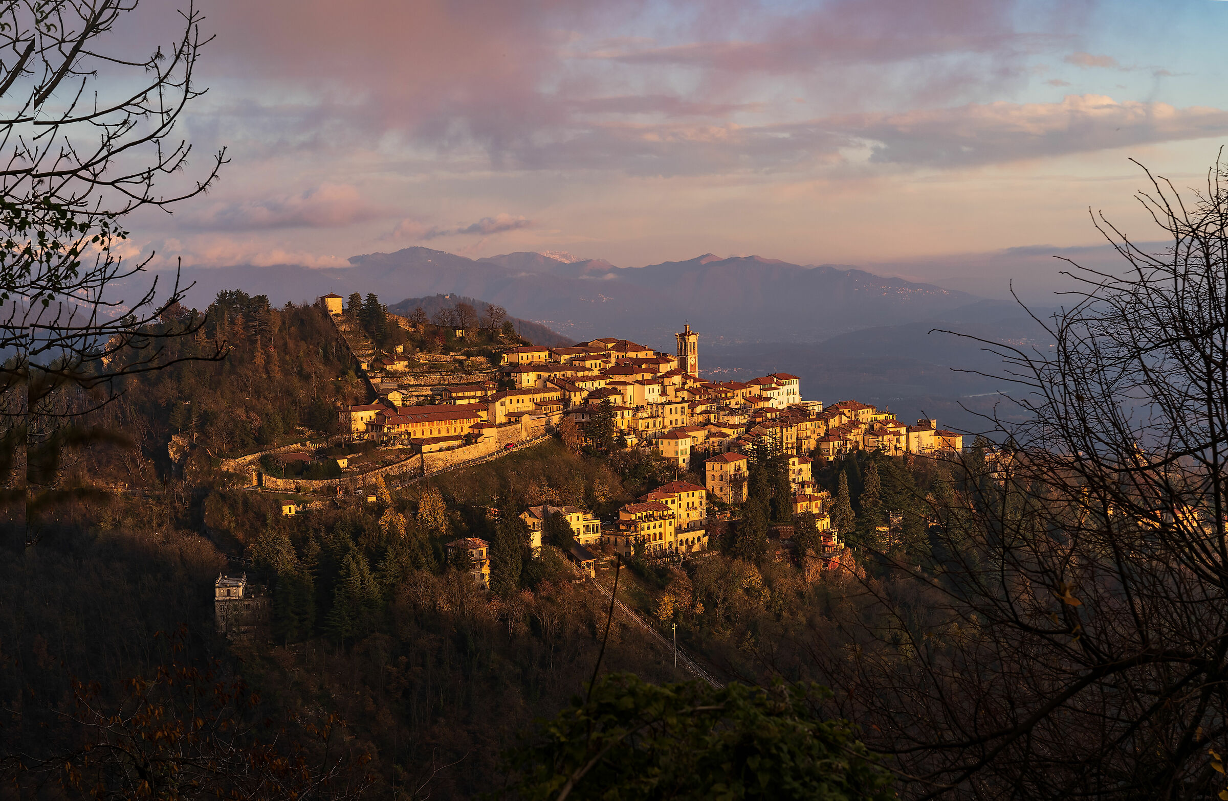 Ultime luci sul borgo