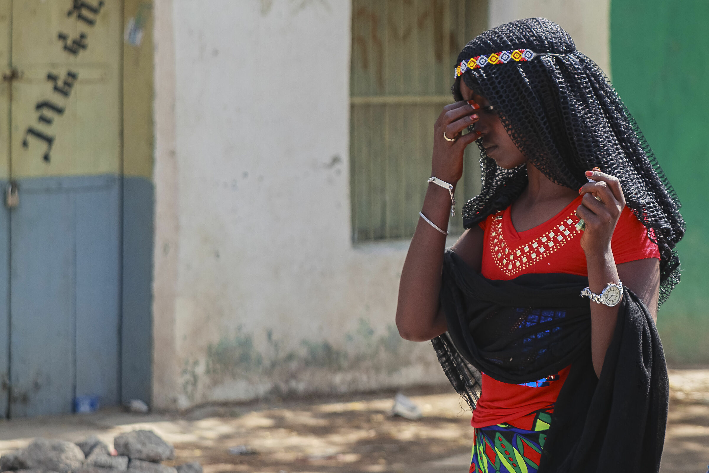 Asaita.Regione Afar.Etiopia.Ragazza dopo visita mercato