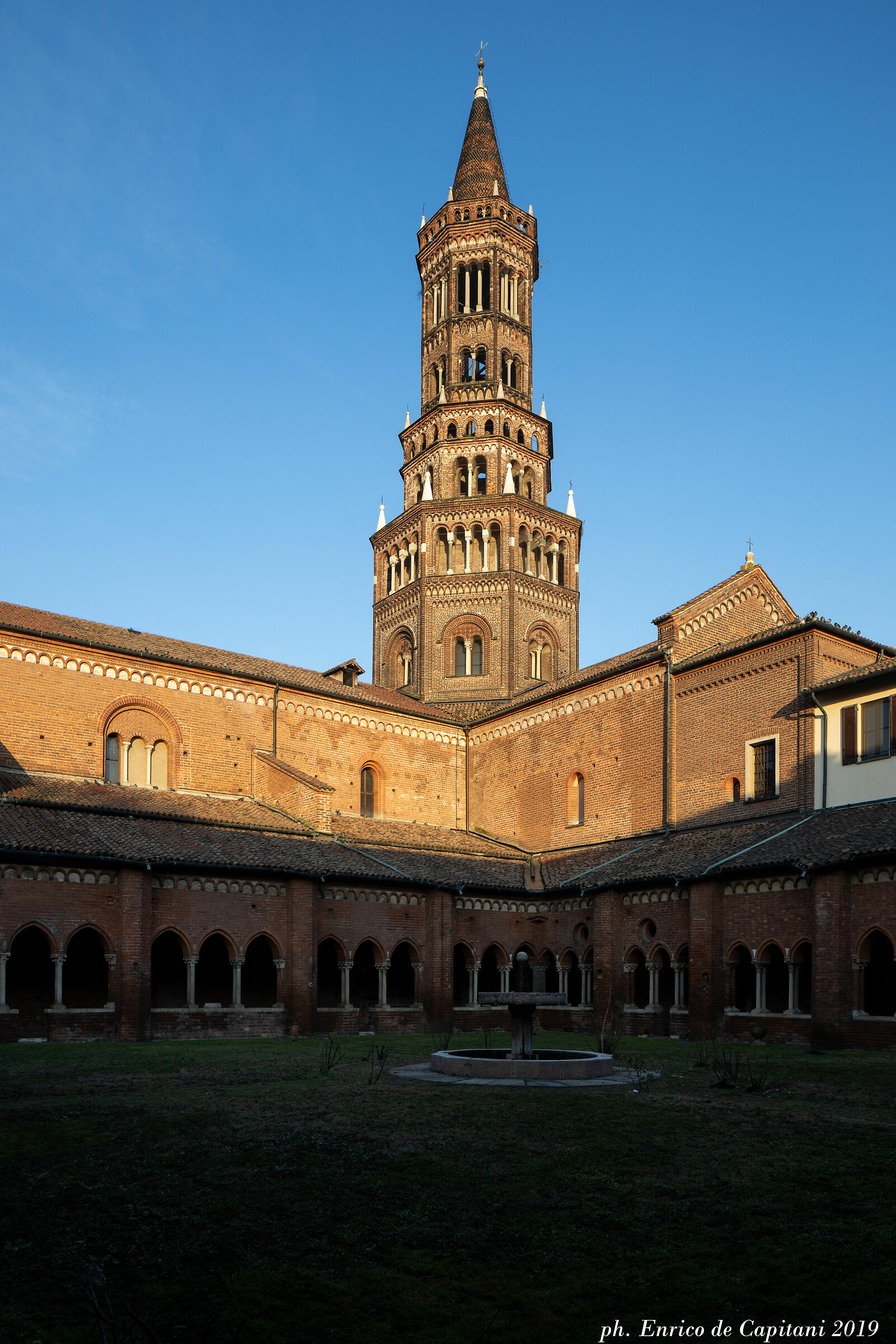 Abbazia di Chiaravalle Milanese: angolo NE del chiostro