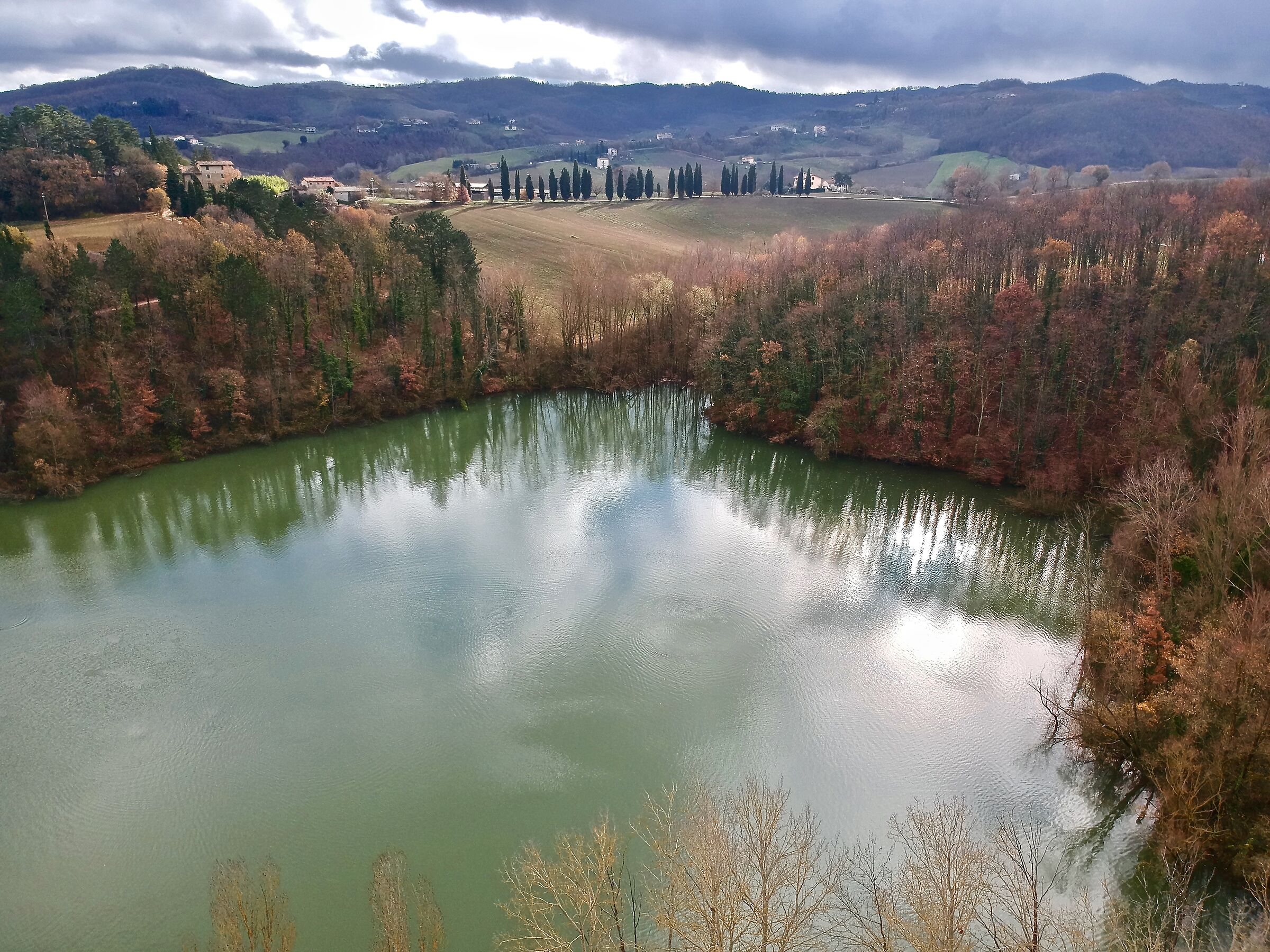 lago umbro in autunno