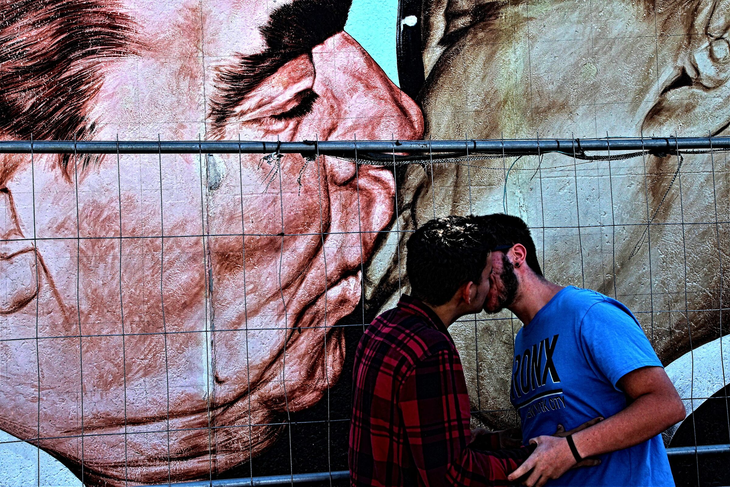 The kiss, the love beyond the barriers