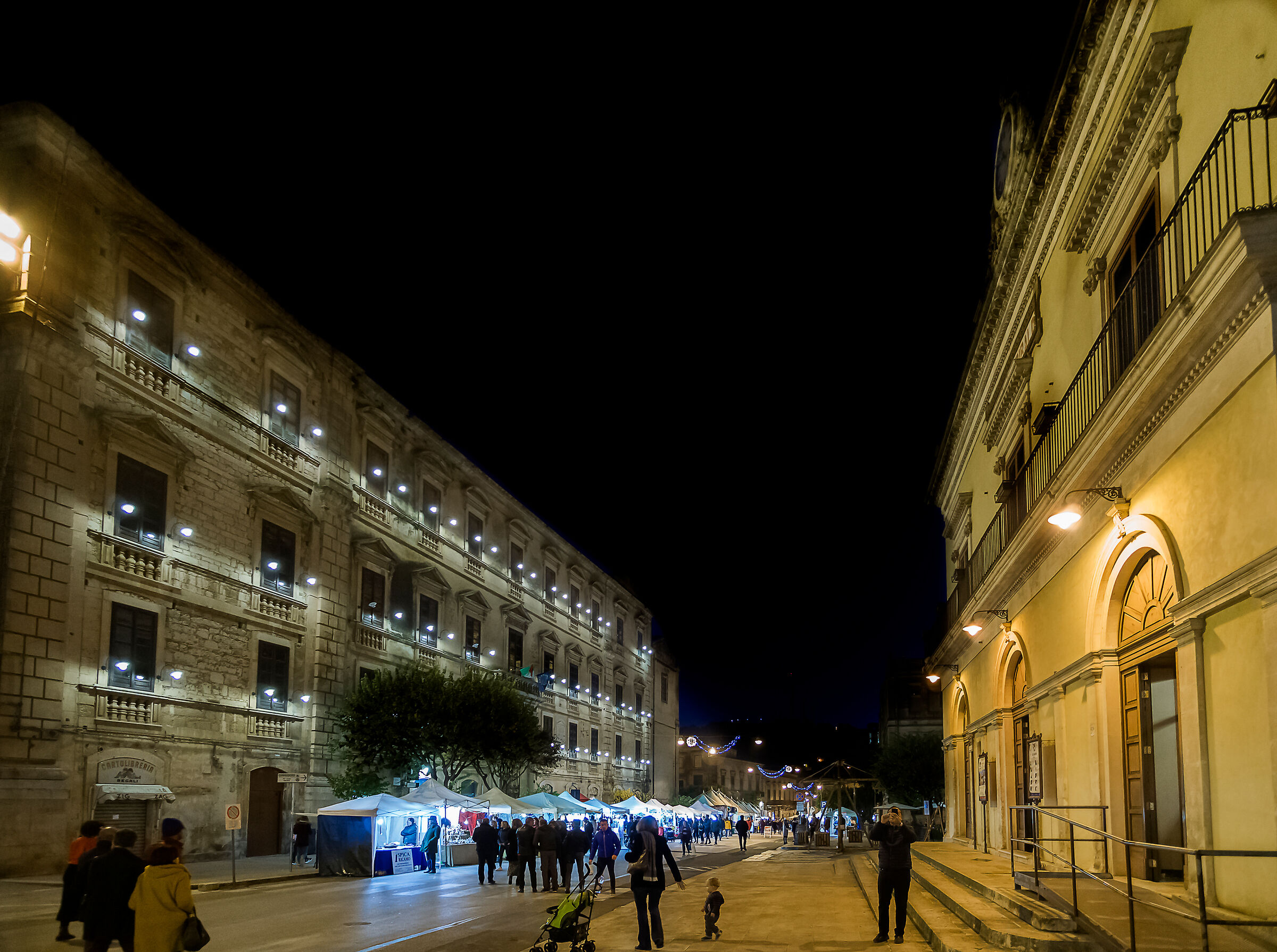 Passeggiando tra luci e mercatini di Natale....