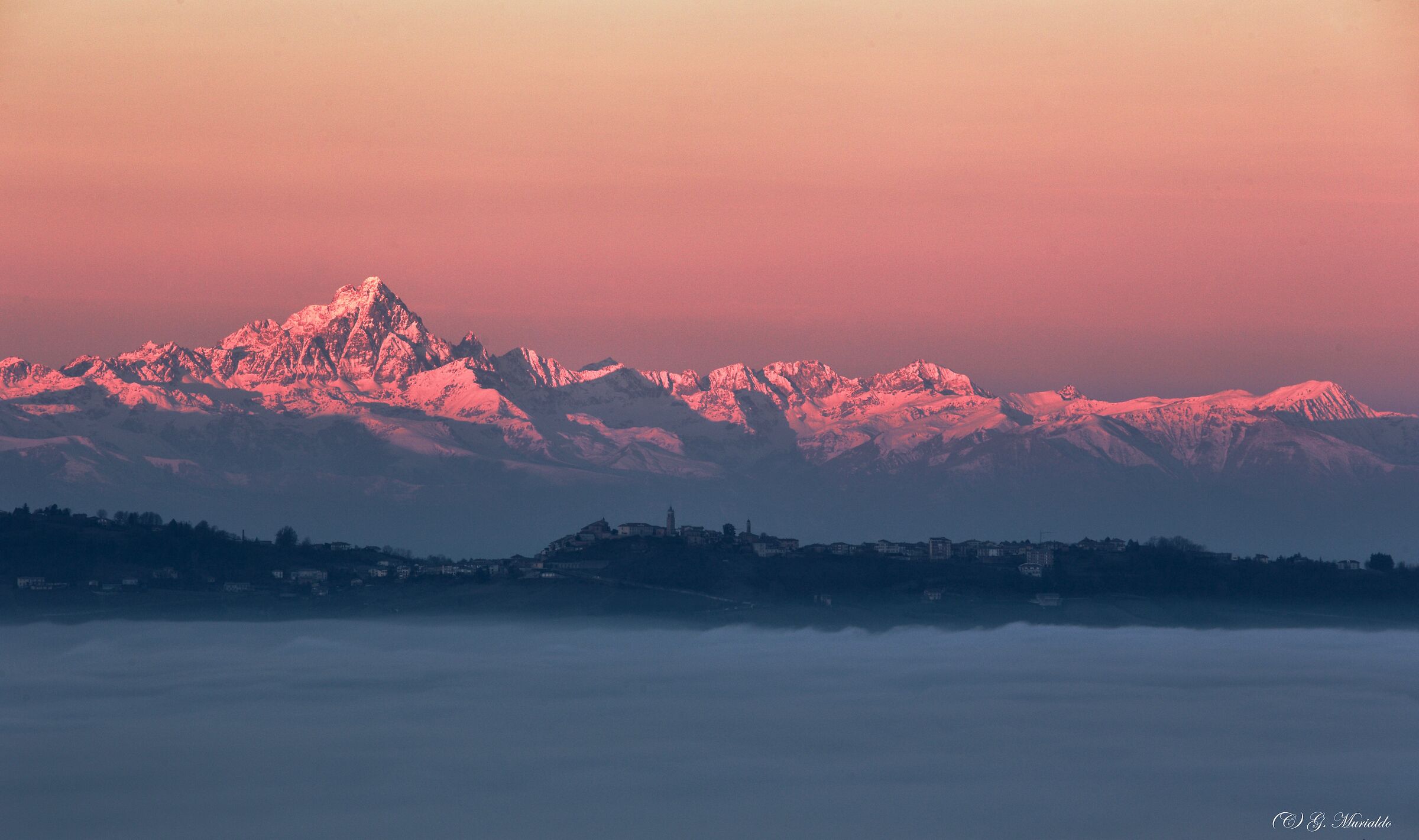 Monviso, la Morra e un mare di nebbia